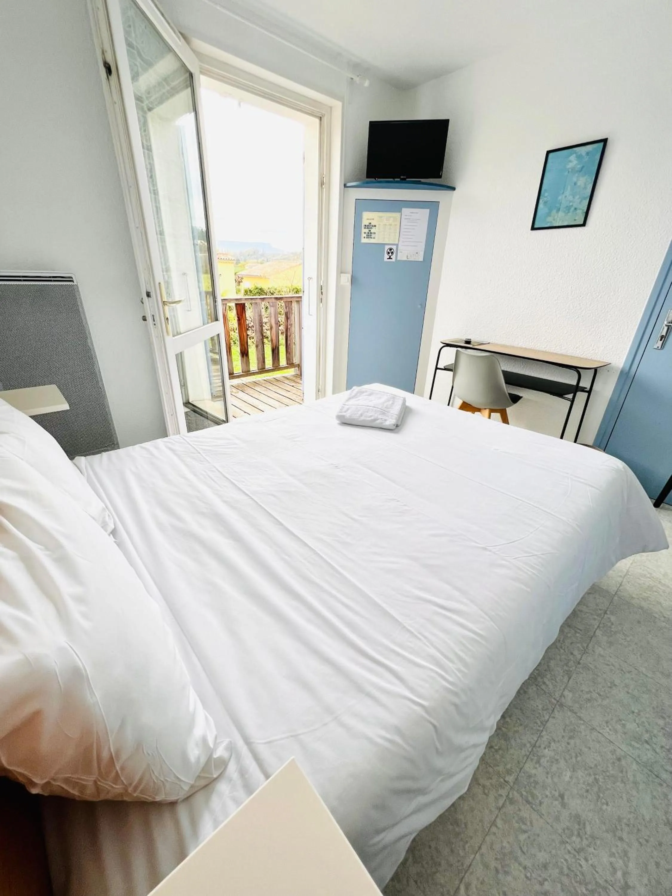 Photo of the whole room, Bed in Hôtel Rose des Vents