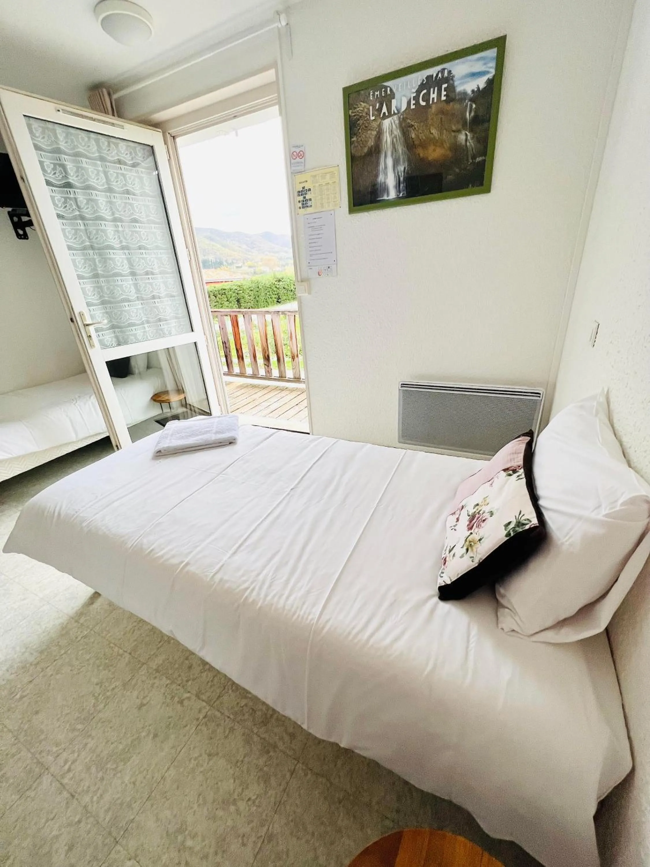 Bed in Hôtel Rose des Vents