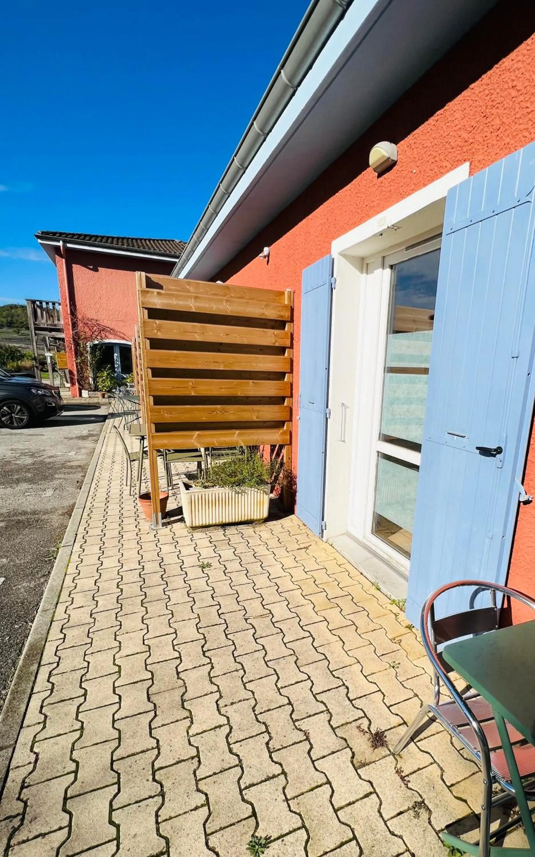 Patio in Hôtel Rose des Vents