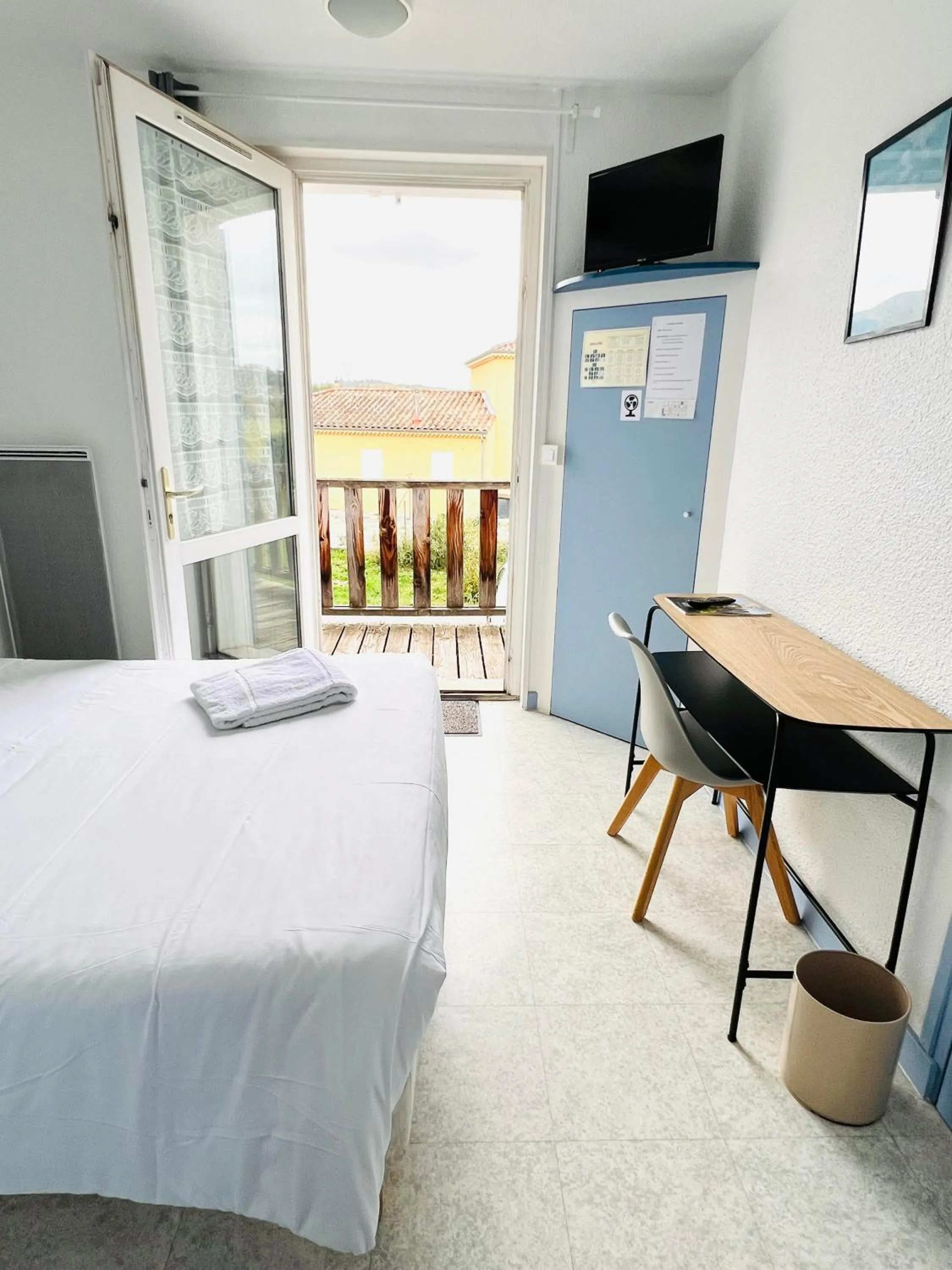 Bedroom, Bed in Hôtel Rose des Vents