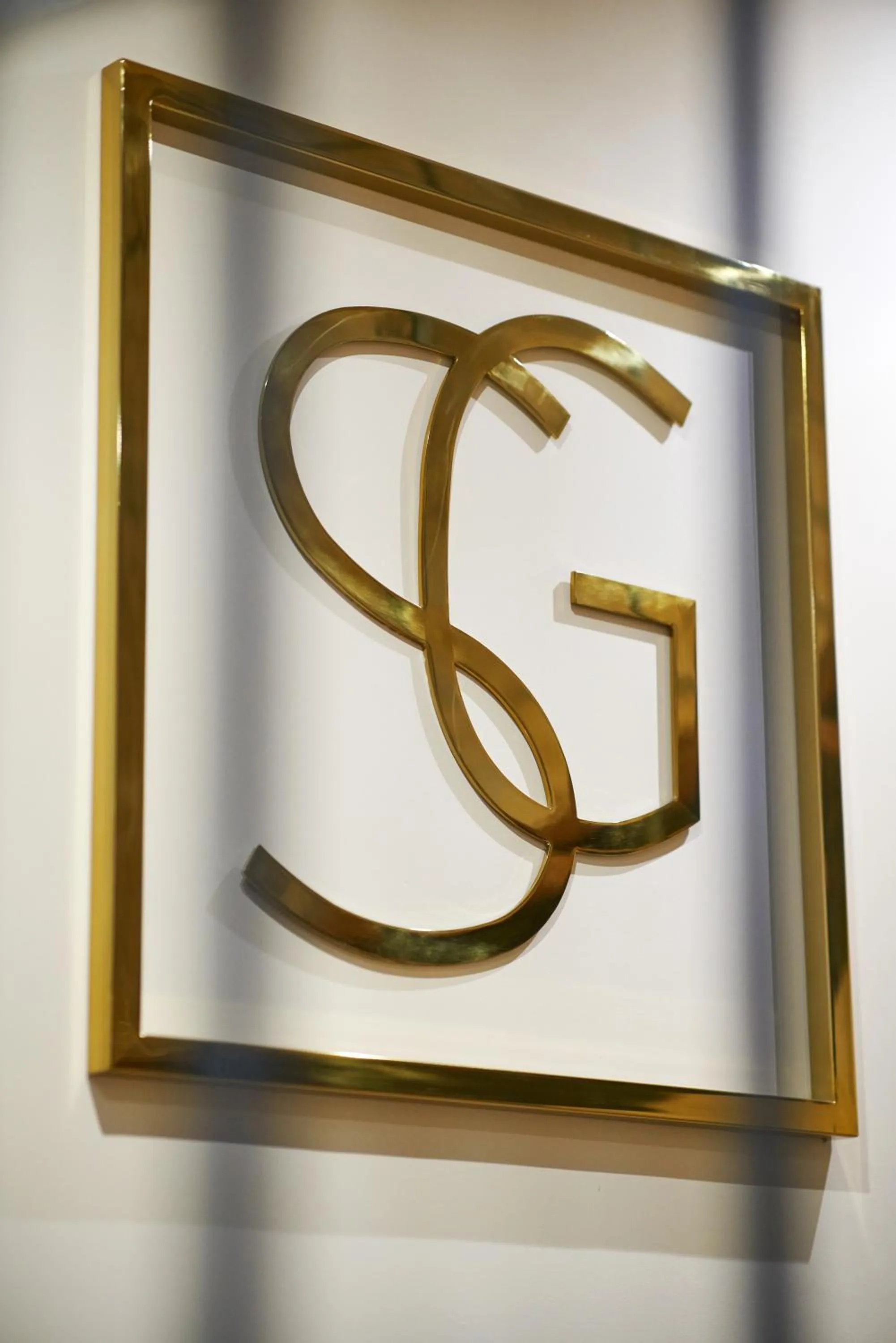 Logo/Certificate/Sign in Signature Apartments Os Terceiros