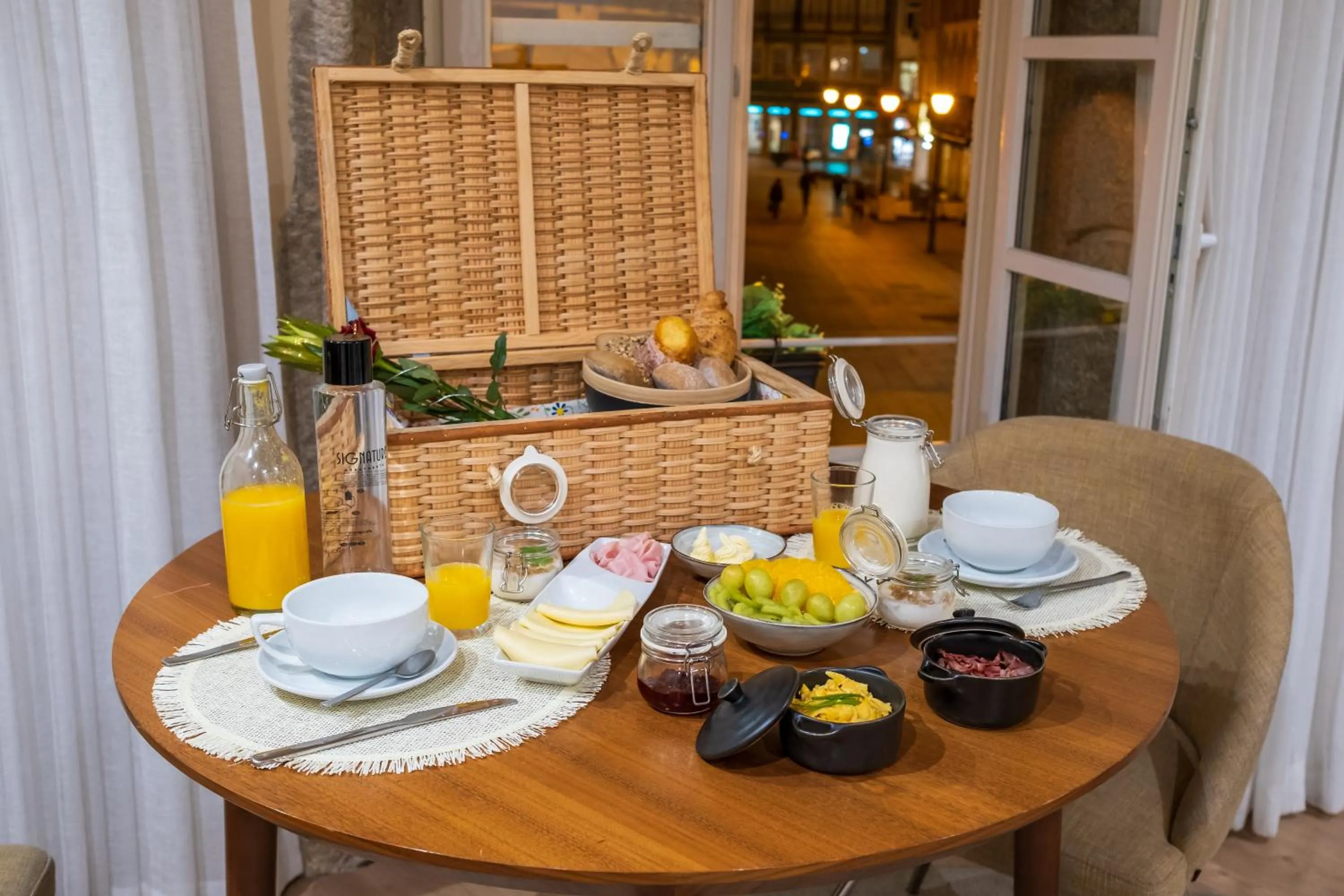 Breakfast in Signature Apartments Os Terceiros
