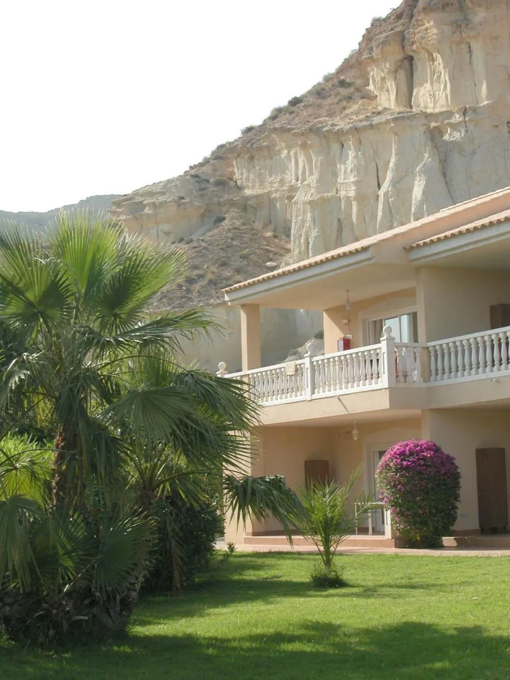 Property building in Apartamentos Oasis de las Palmeras