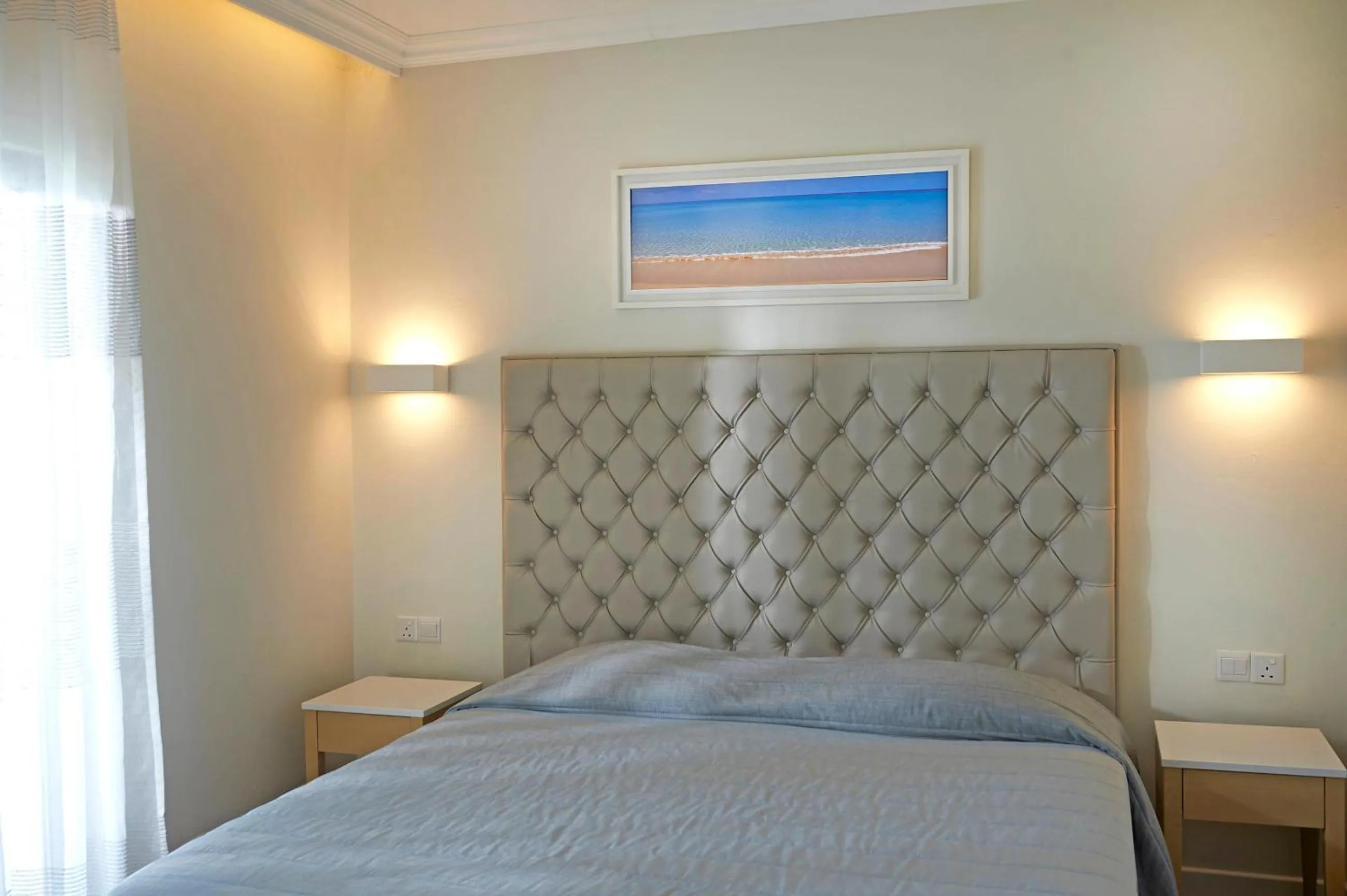 Photo of the whole room, Bed in Sunrise Beach Hotel