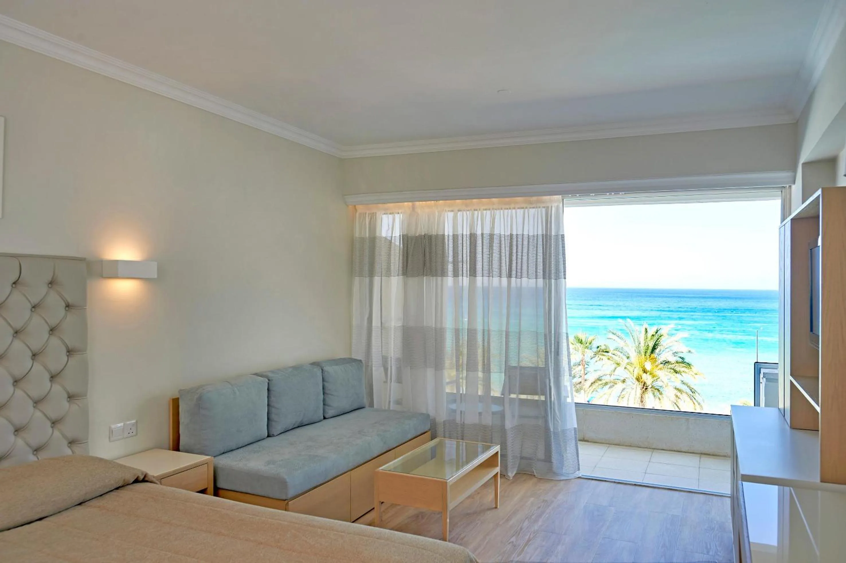 Photo of the whole room, Bed in Sunrise Beach Hotel