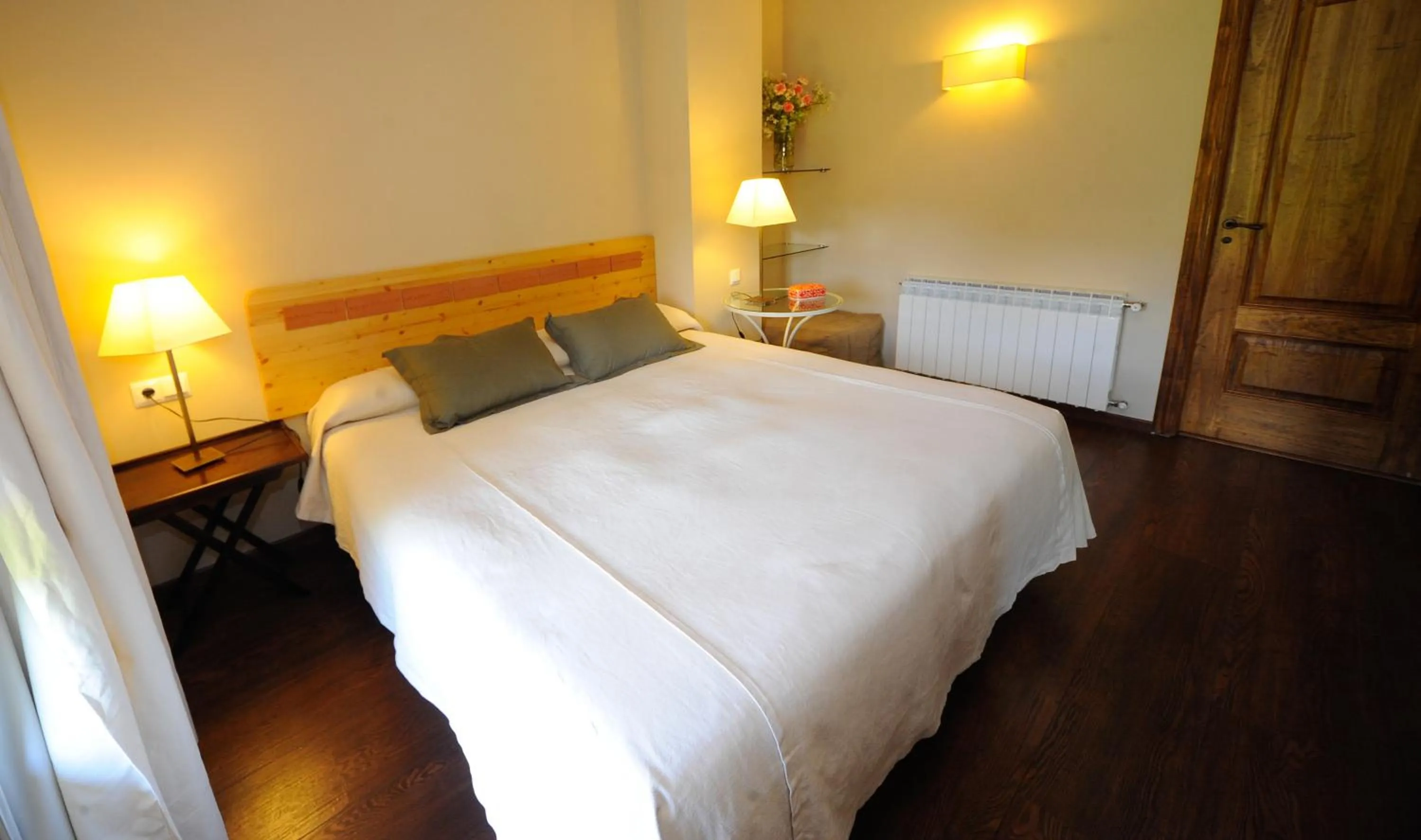 Photo of the whole room, Bed in Font del Pas