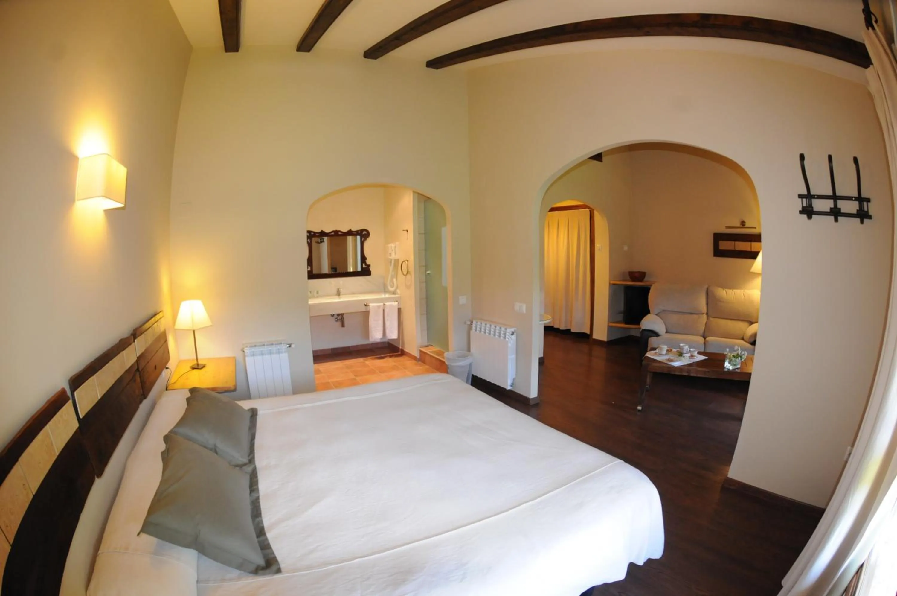 Photo of the whole room, Bed in Font del Pas
