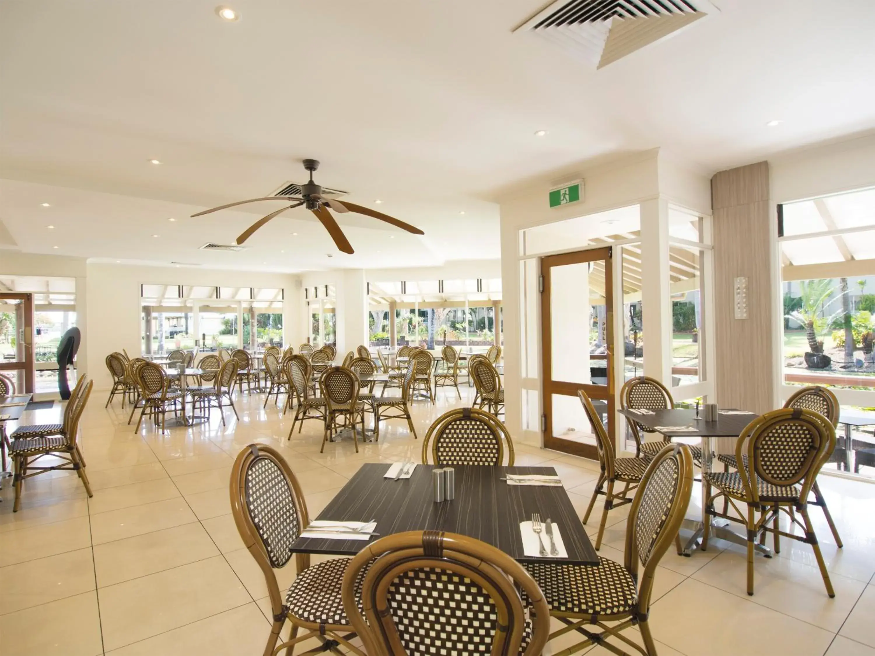 Restaurant/places to eat in Oaks Sunshine Coast Oasis Resort Restaurant/places to eat in Oaks Sunshine Coast Oasis Resort