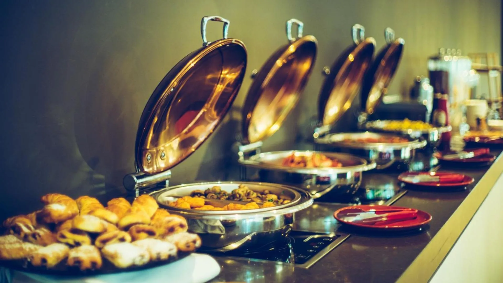 Buffet breakfast in Oaks Sunshine Coast Oasis Resort