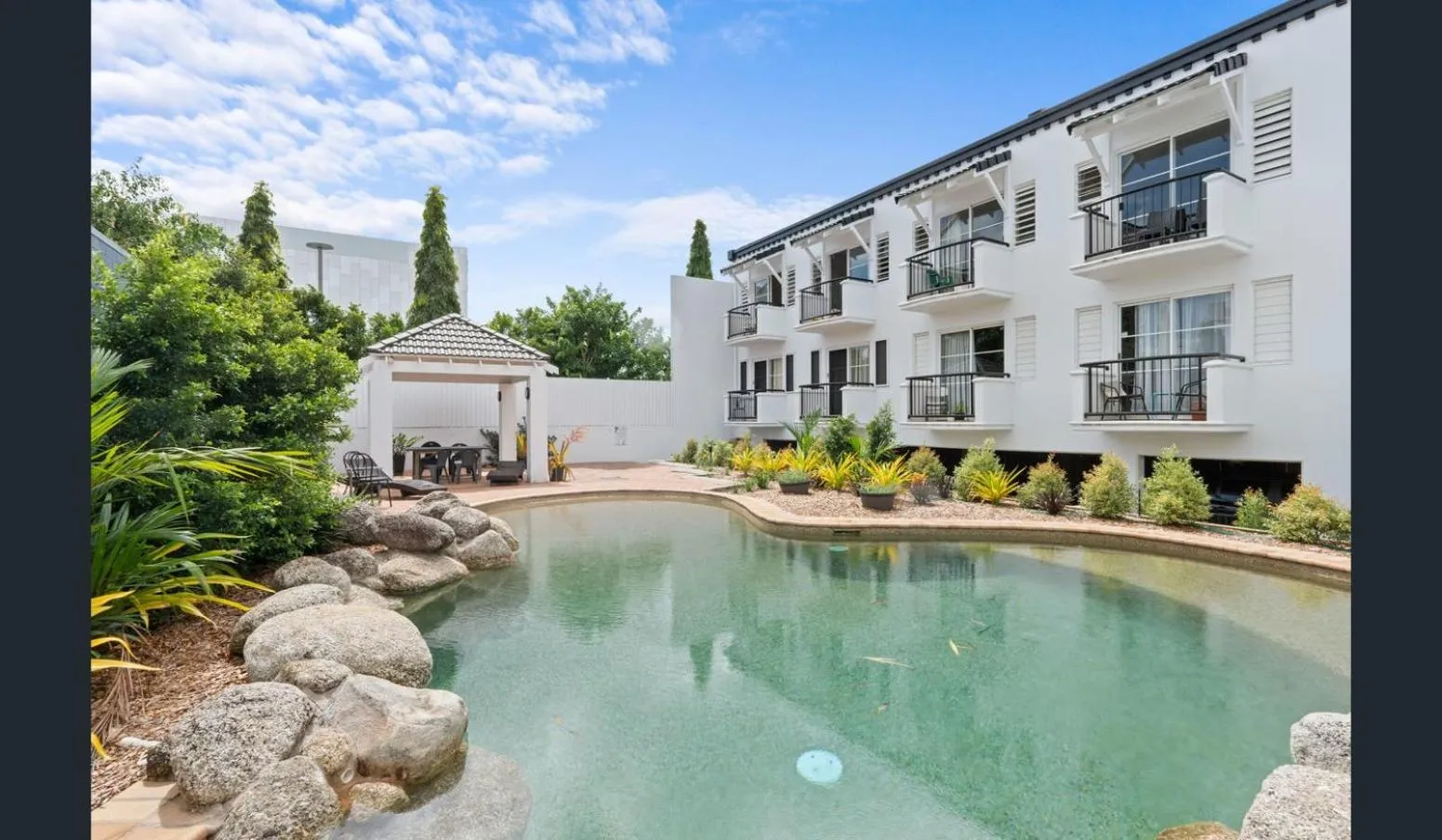 Swimming pool in Villa Vaucluse Apartments