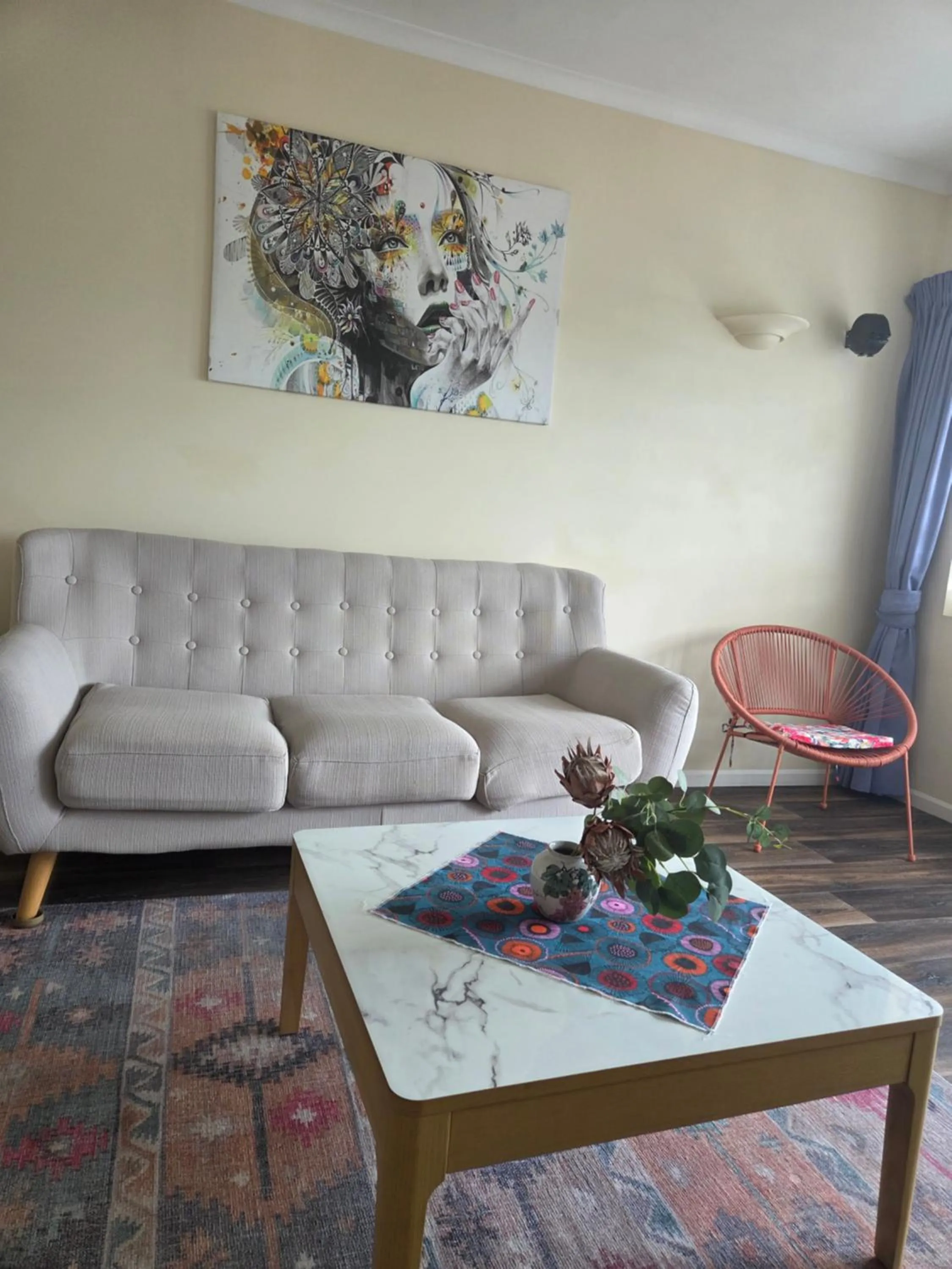 Seating area in Villa Vaucluse Apartments