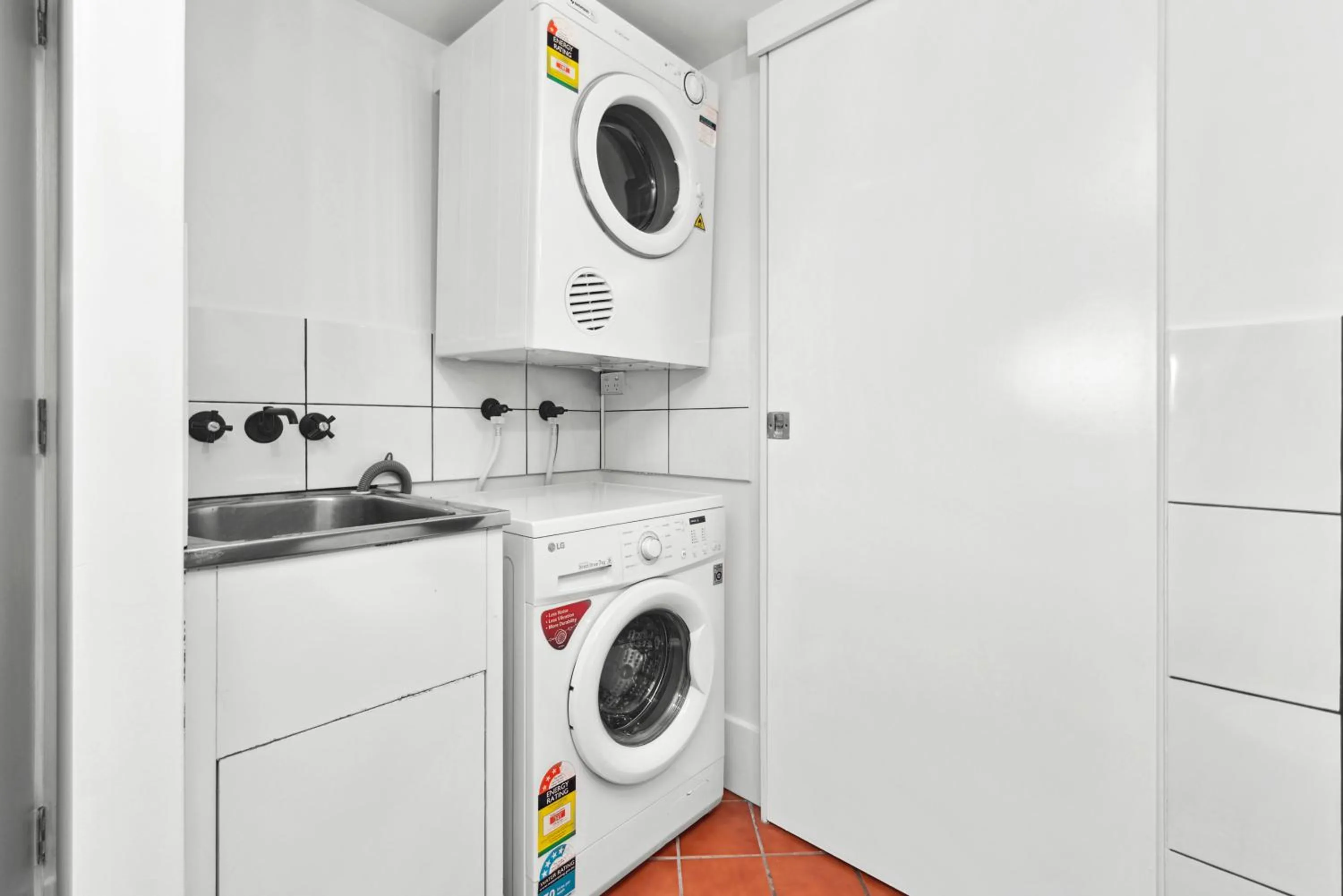 washing machine in Villa Vaucluse Apartments