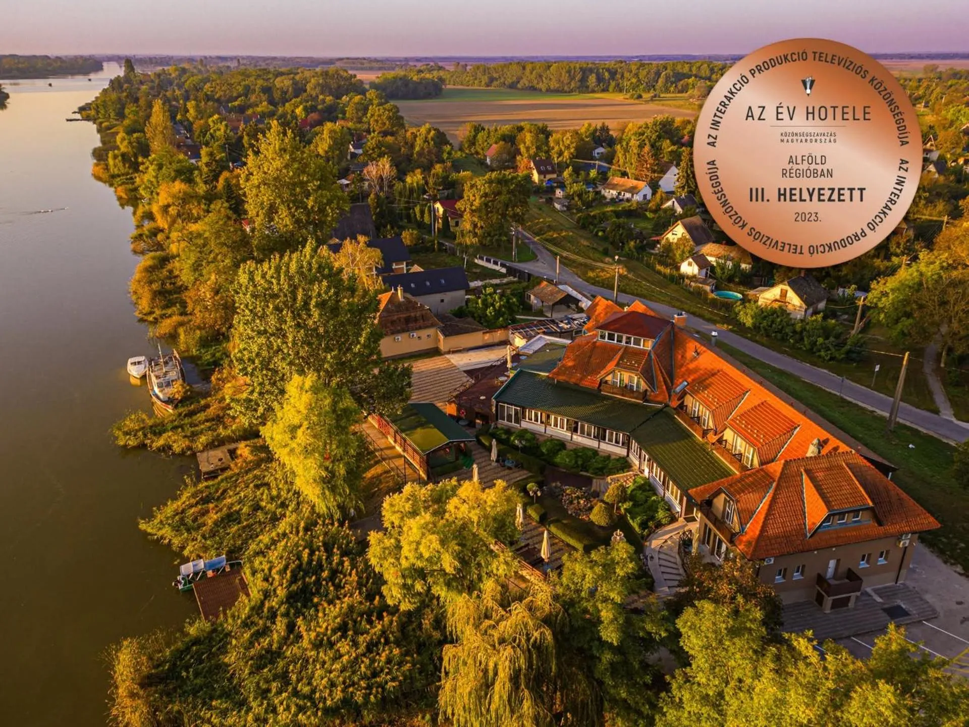 Property building in Mártoni Resort & Restaurant