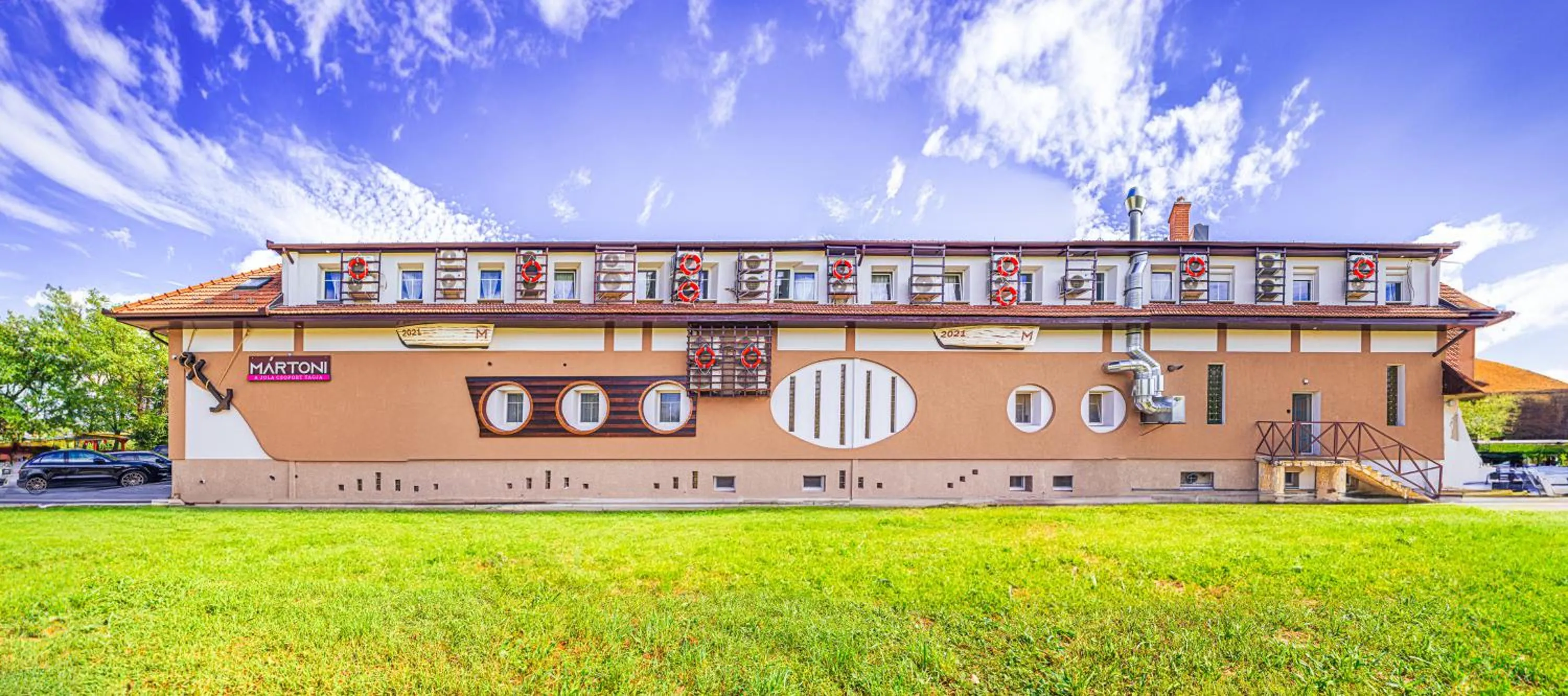 Property building in Mártoni Resort & Restaurant