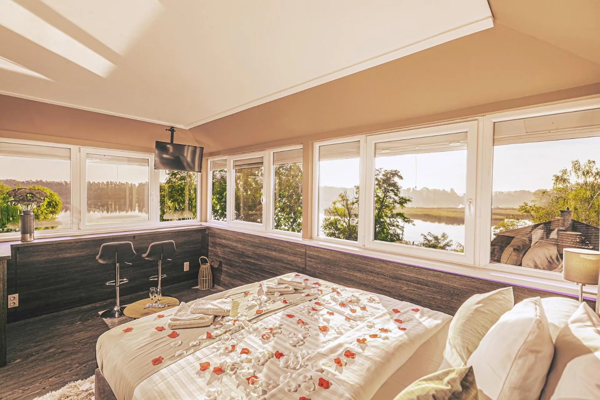 Bed in Mártoni Resort & Restaurant