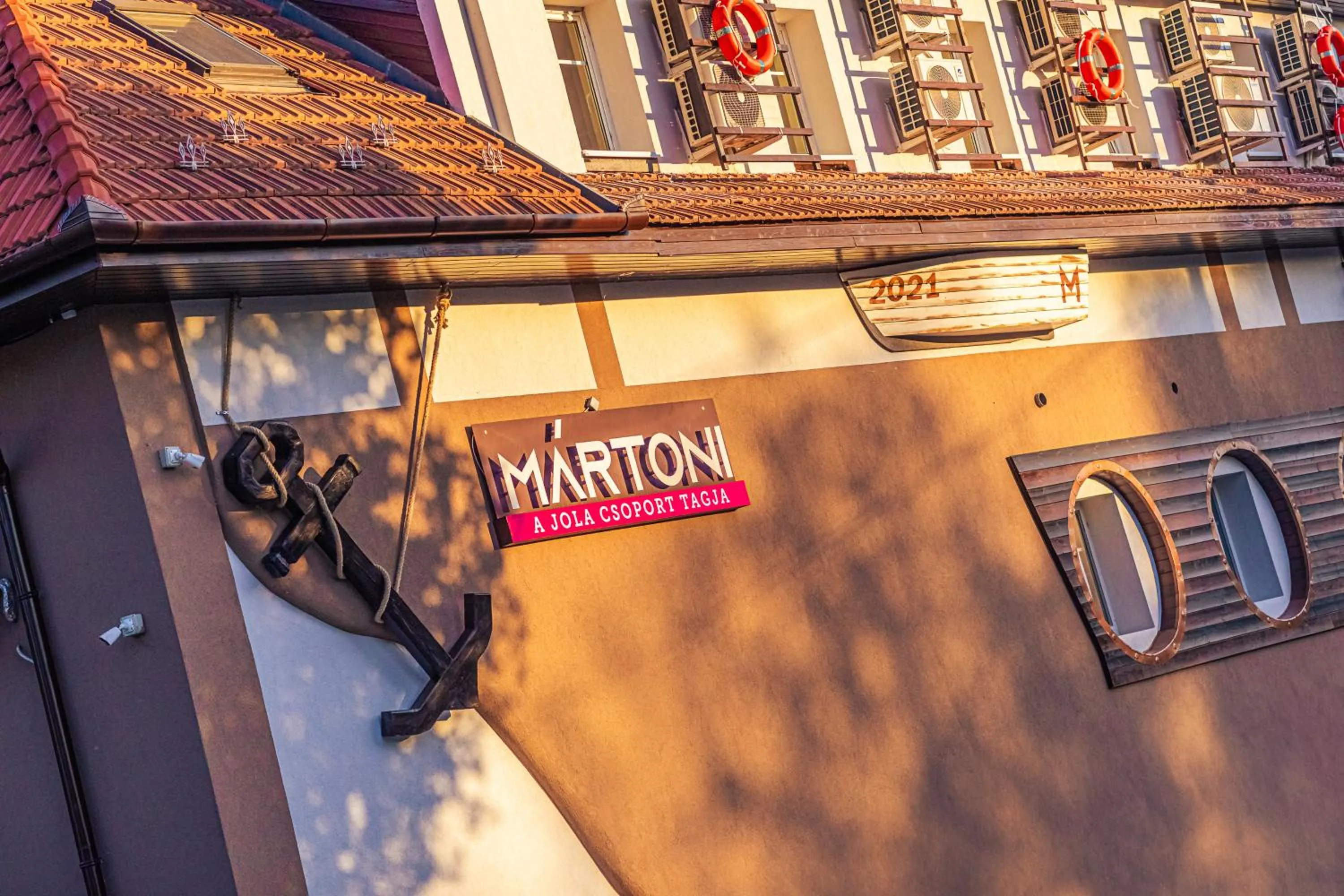 Property building in Mártoni Resort & Restaurant