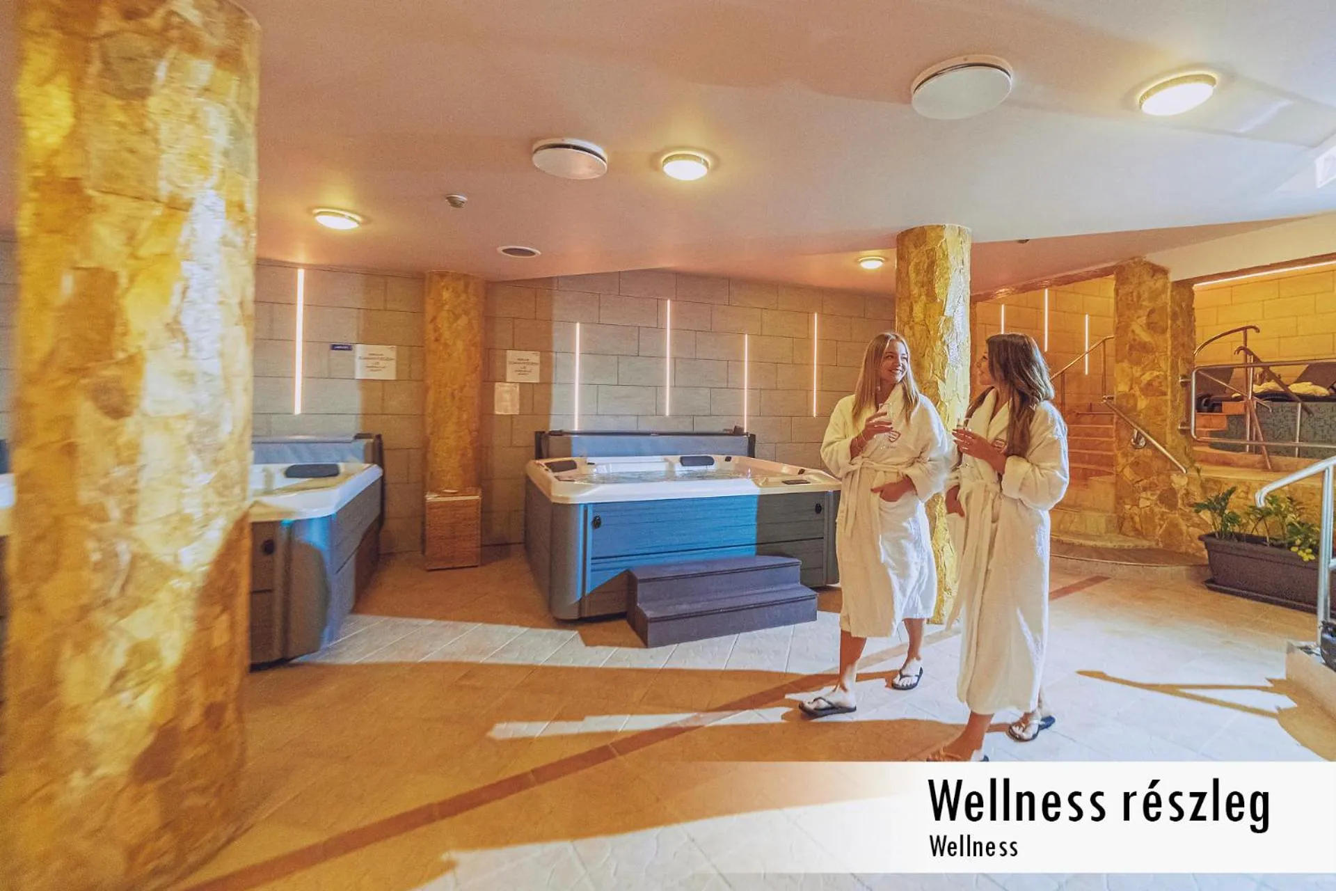 Hot Tub, Bed in Mártoni Resort & Restaurant