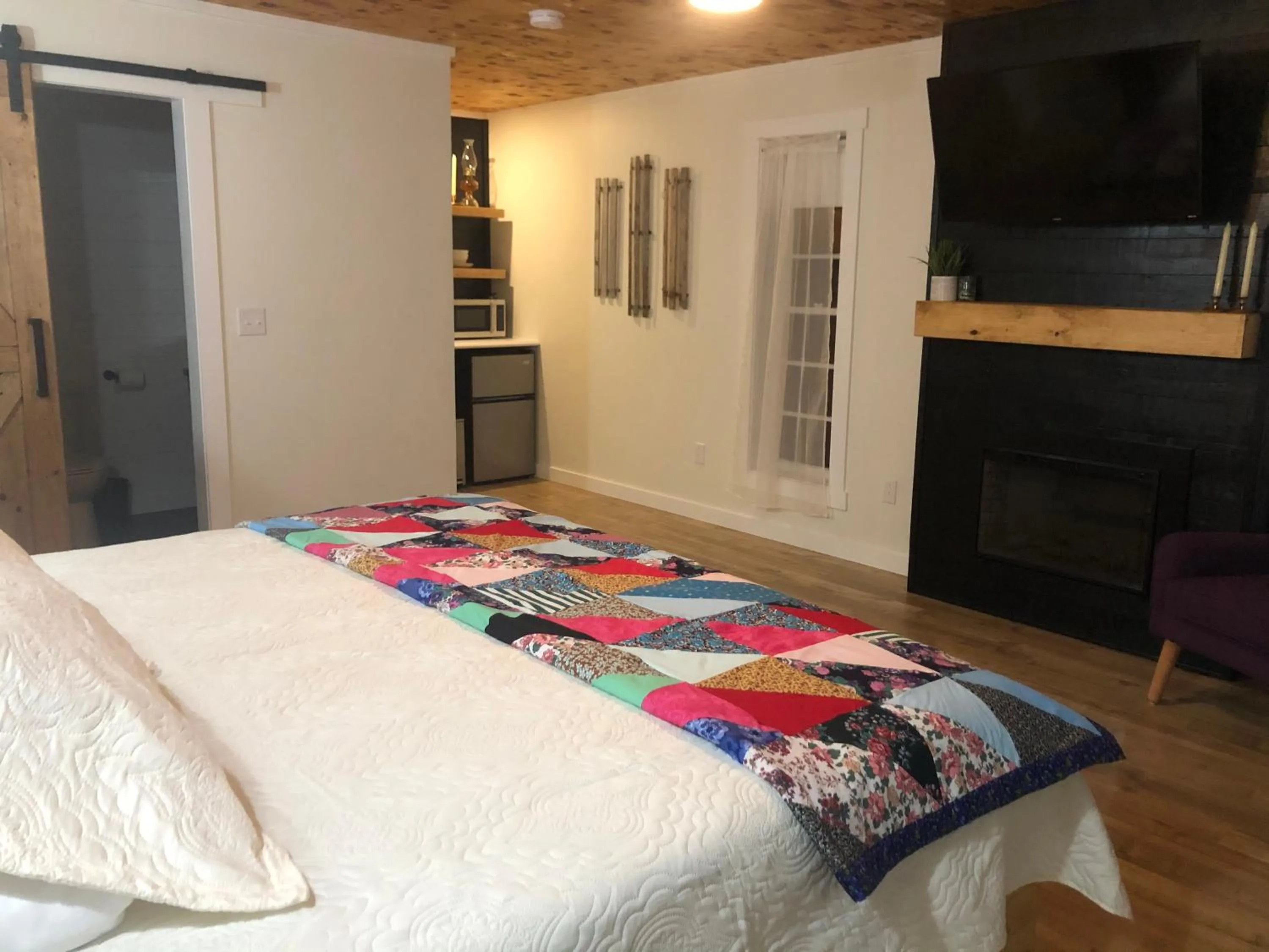 Bed in Raleigh Rooms & Taylor's Crafts