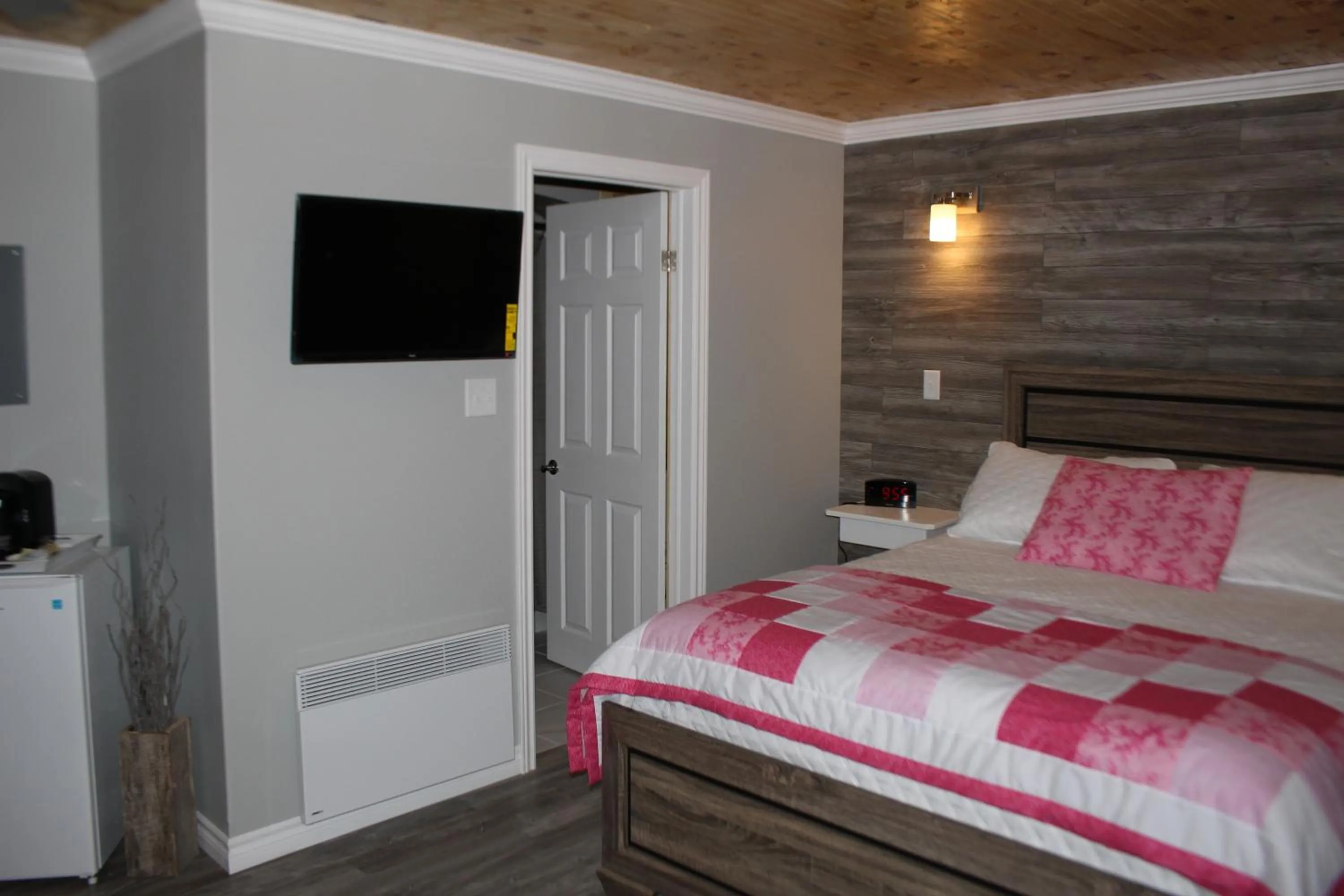 Bed in Raleigh Rooms & Taylor's Crafts