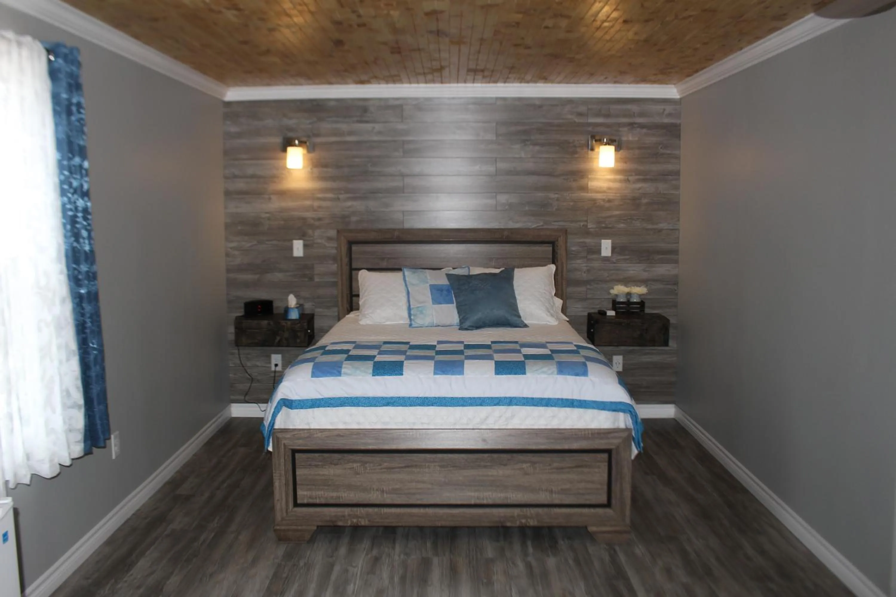 Bed in Raleigh Rooms & Taylor's Crafts