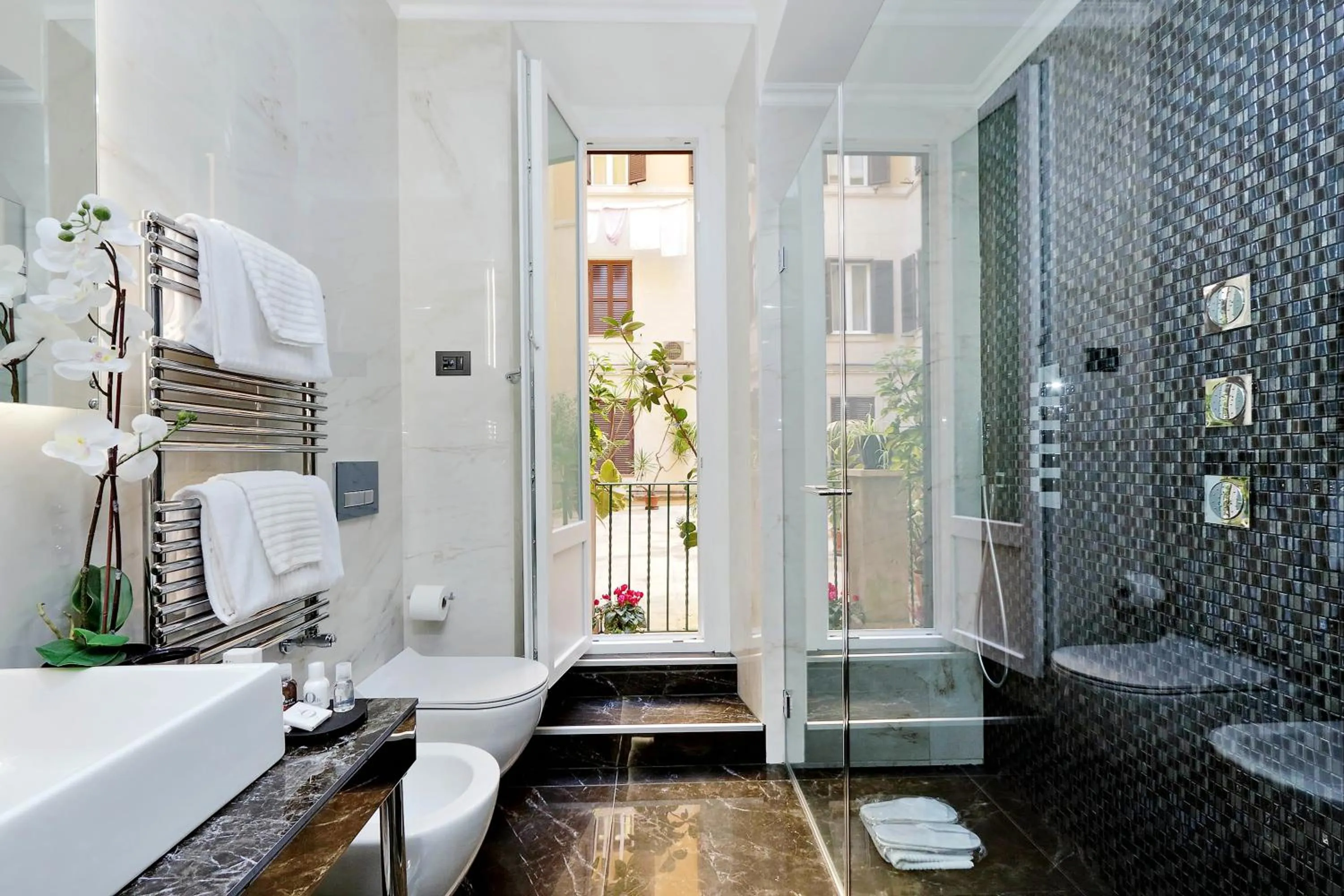 Shower in BQ House Colosseo Luxury Rooms