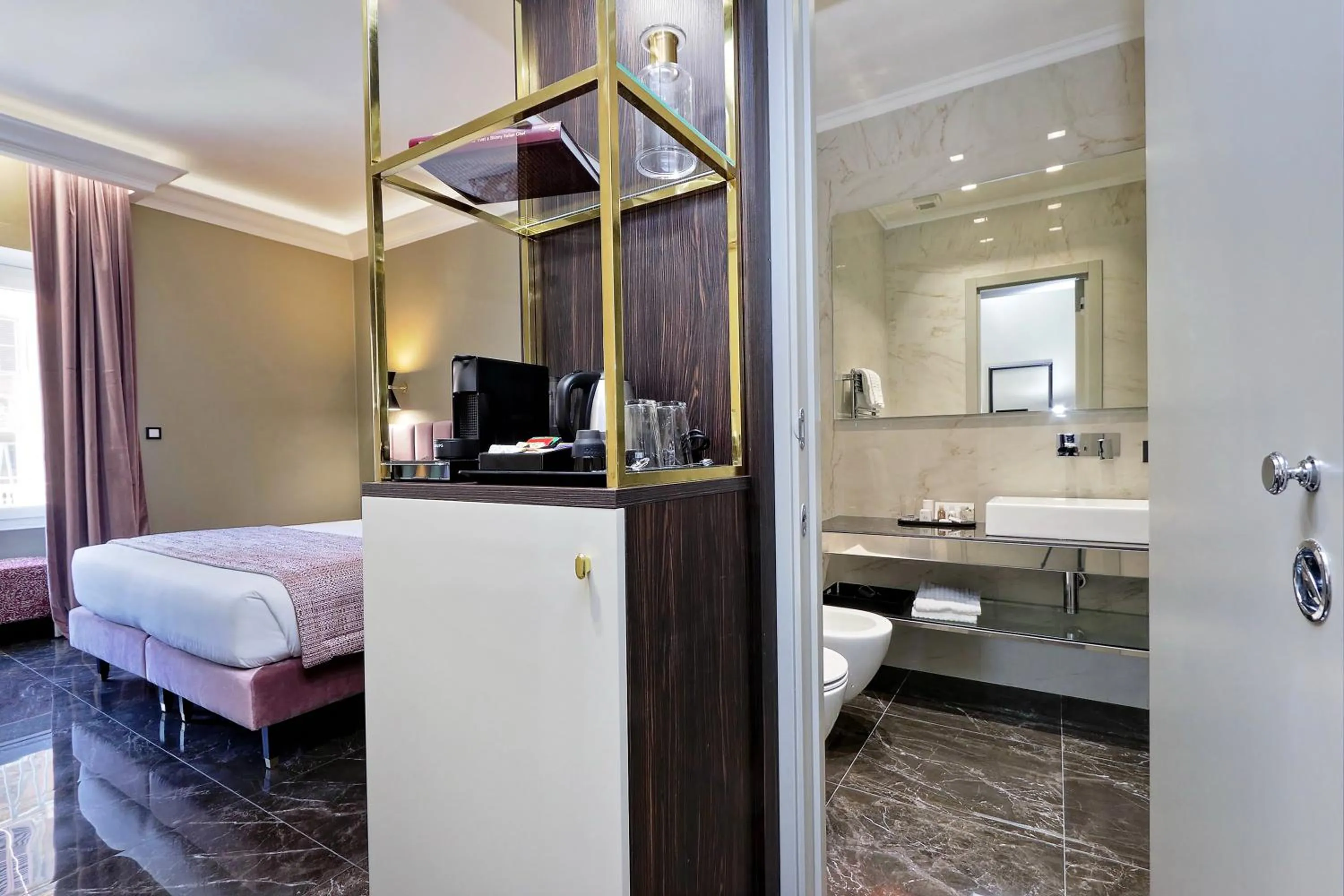 Toilet, Bed in BQ House Colosseo Luxury Rooms