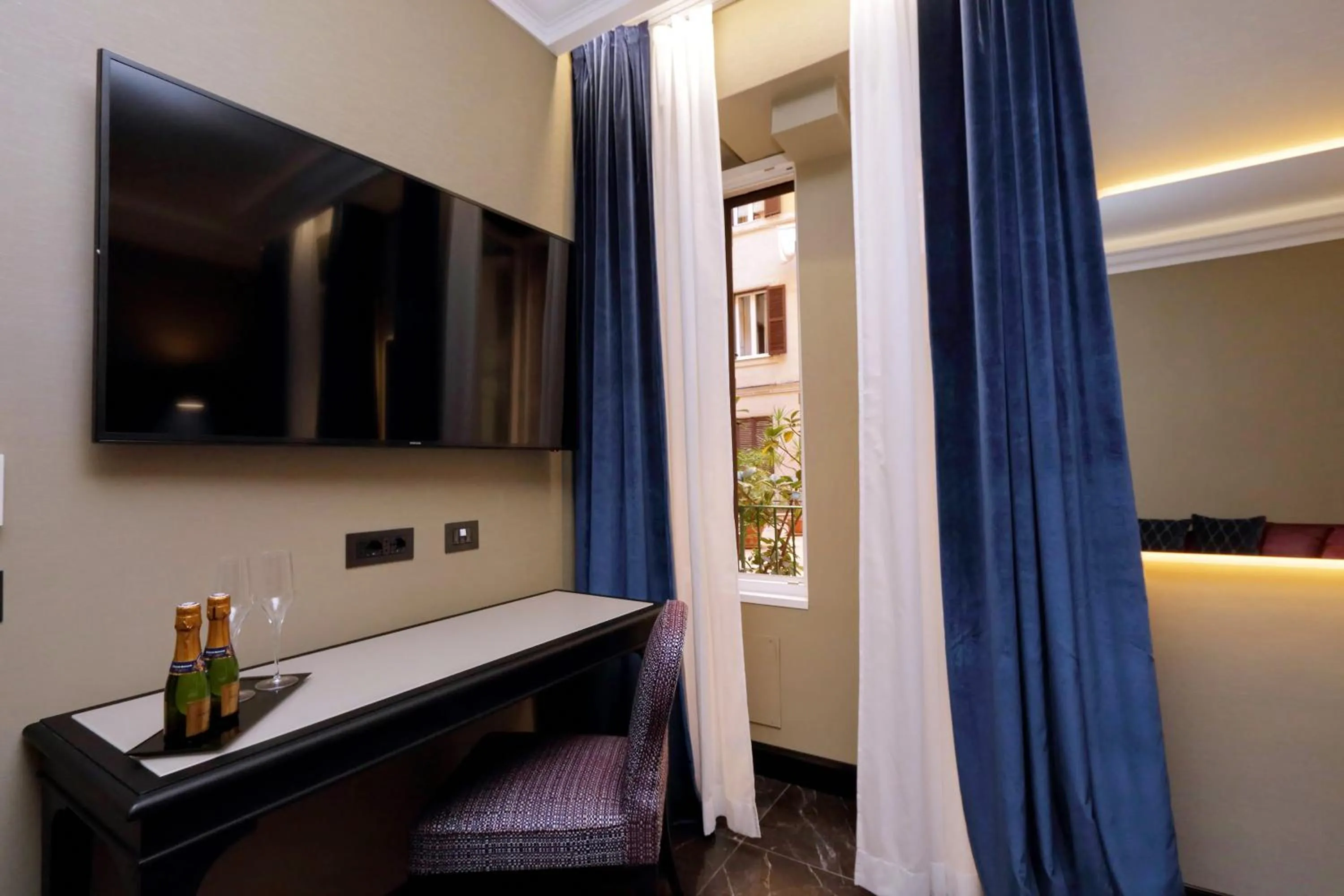 Photo of the whole room in BQ House Colosseo Luxury Rooms