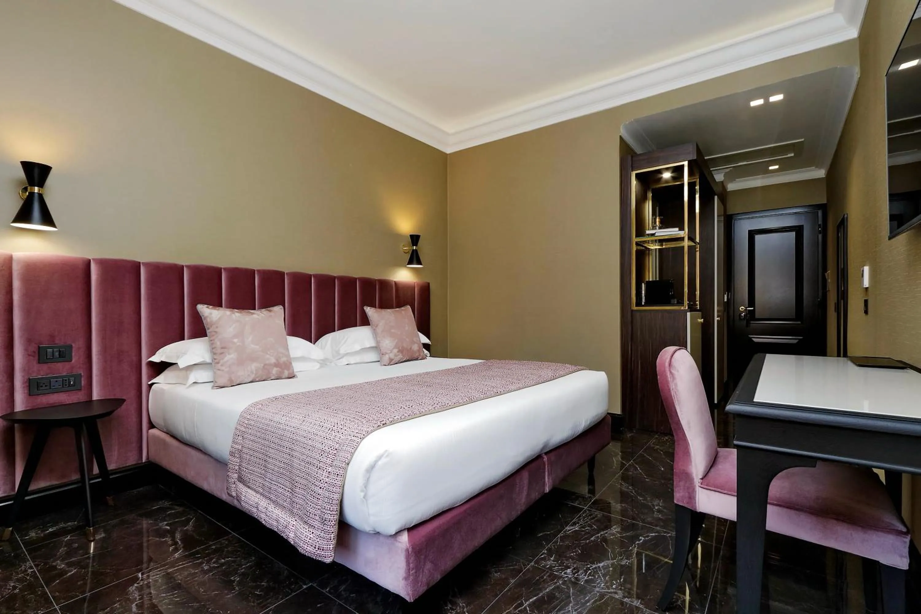 Bed in BQ House Colosseo Luxury Rooms