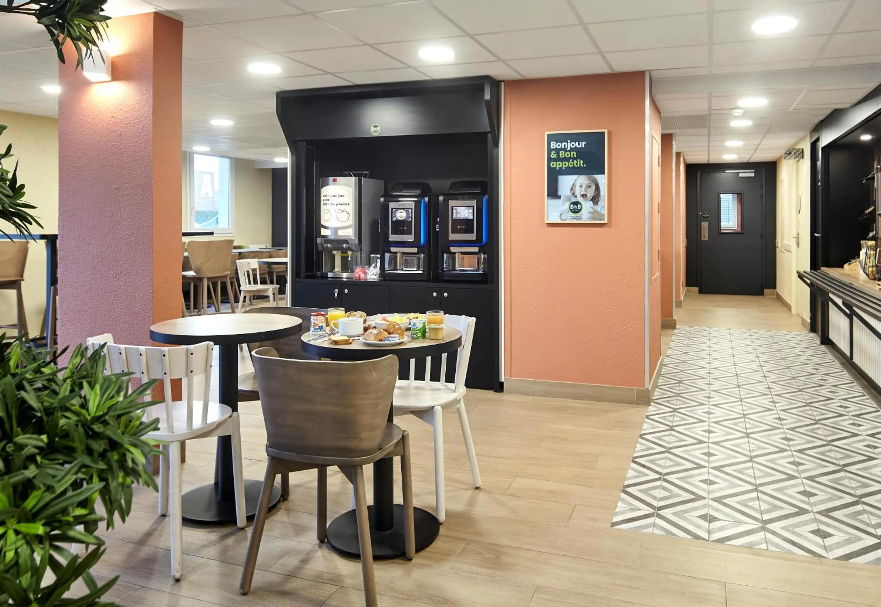 Restaurant/places to eat in B&B HOTEL Paris Nord Gonesse Parc des Expos