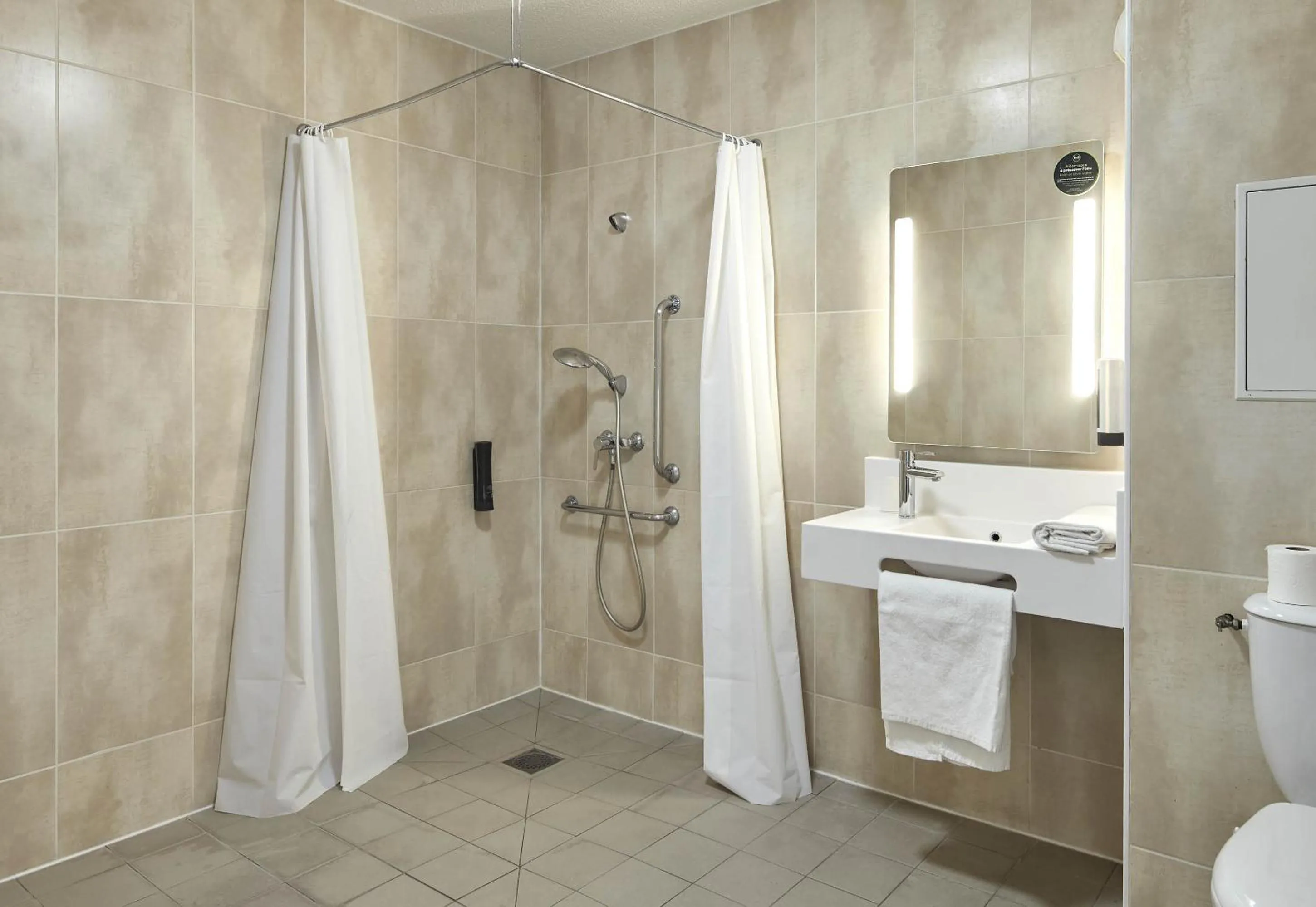 Bathroom in B&B HOTEL Paris Nord Gonesse Parc des Expos