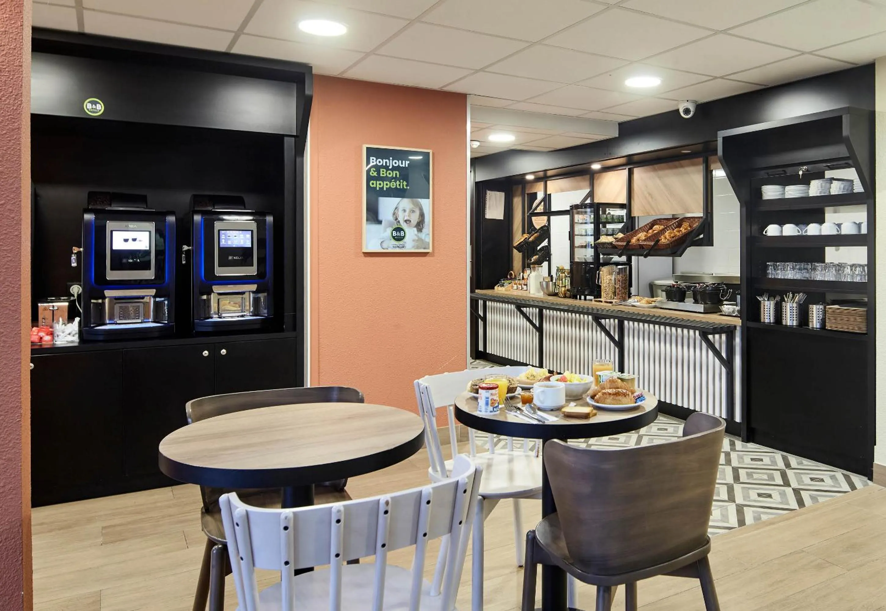 Restaurant/places to eat in B&B HOTEL Paris Nord Gonesse Parc des Expos