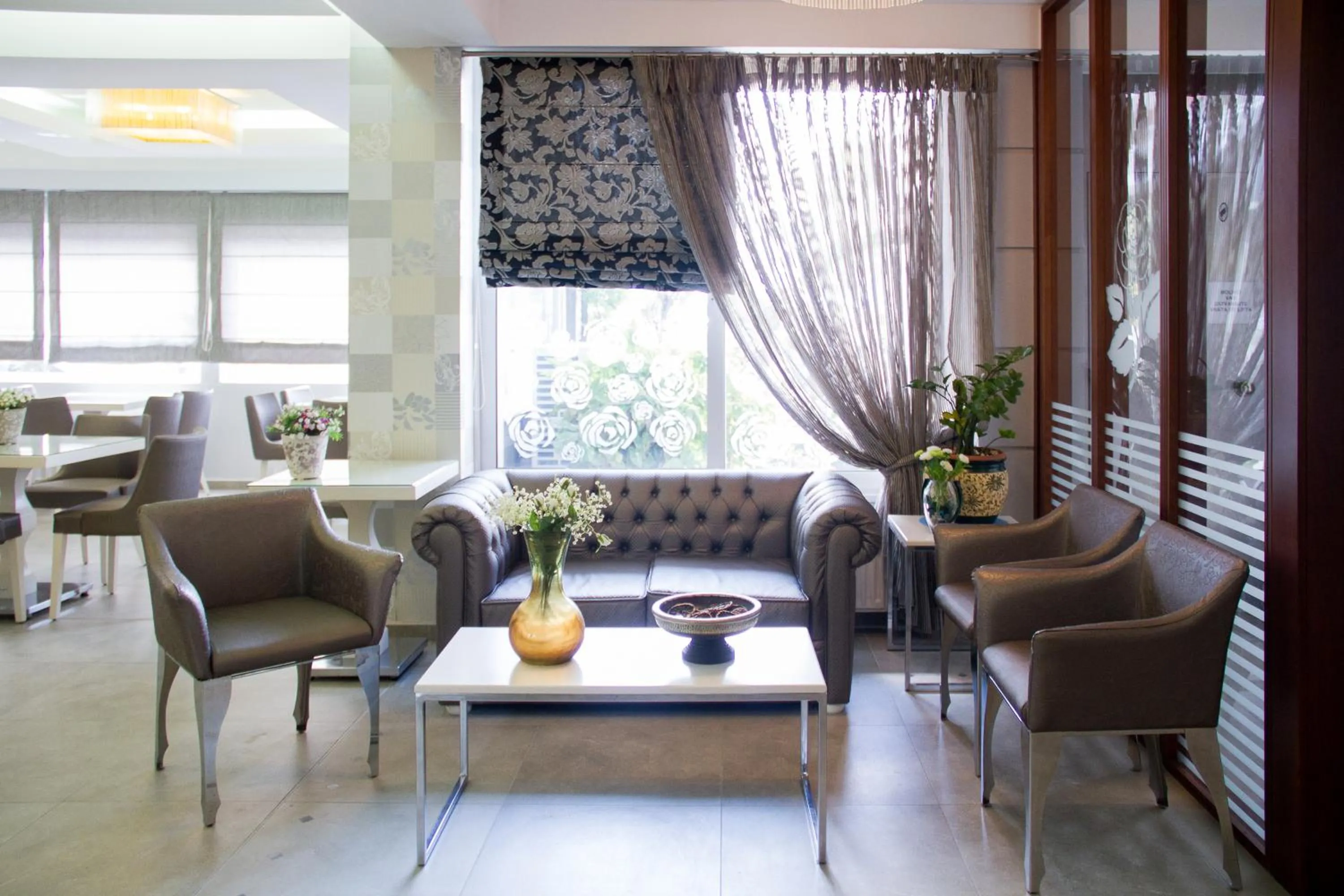 Communal lounge/ TV room in Hotel Rodon