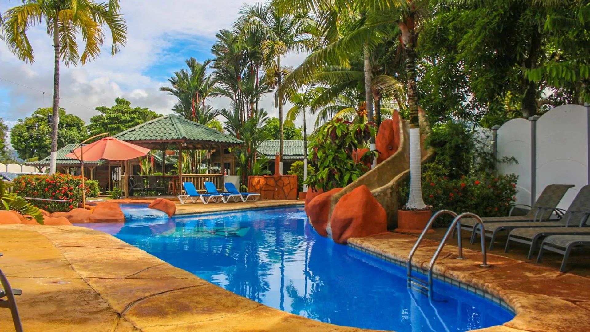 Swimming pool in Bungalows Ballena