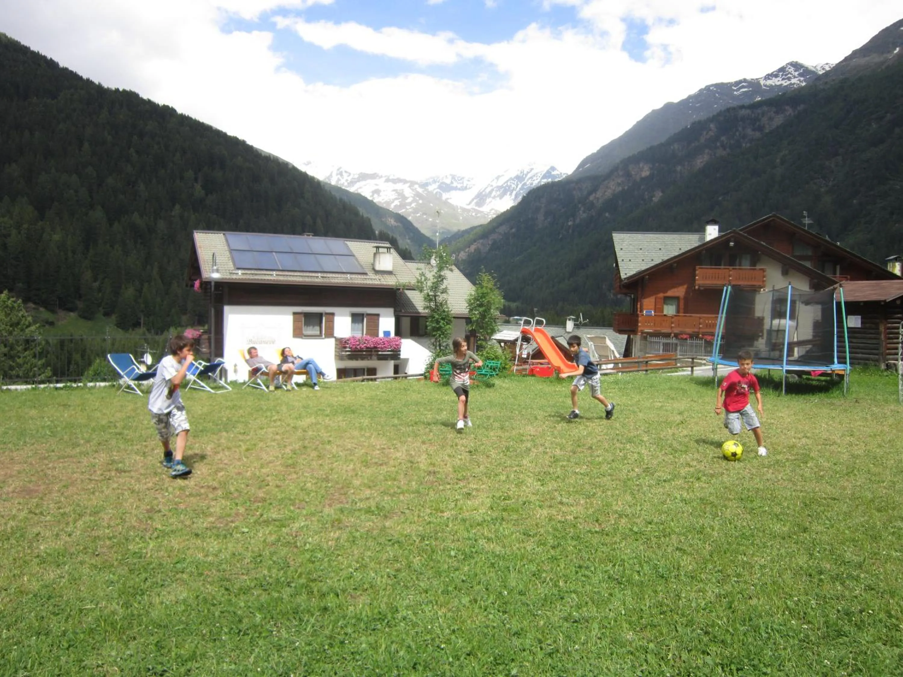 Garden view in Chalet Bucaneve