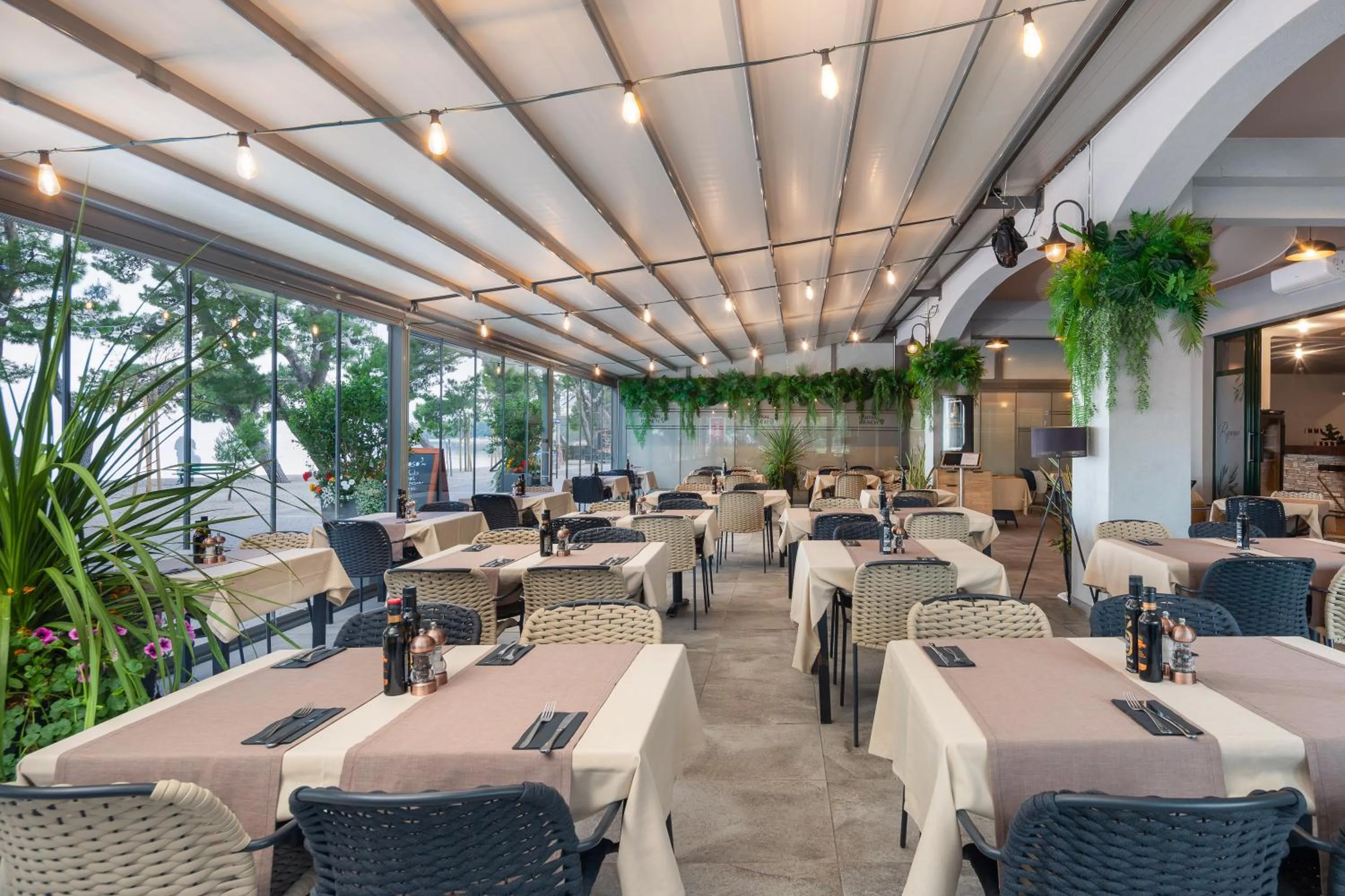 Restaurant/places to eat in Hotel Central Beach 9