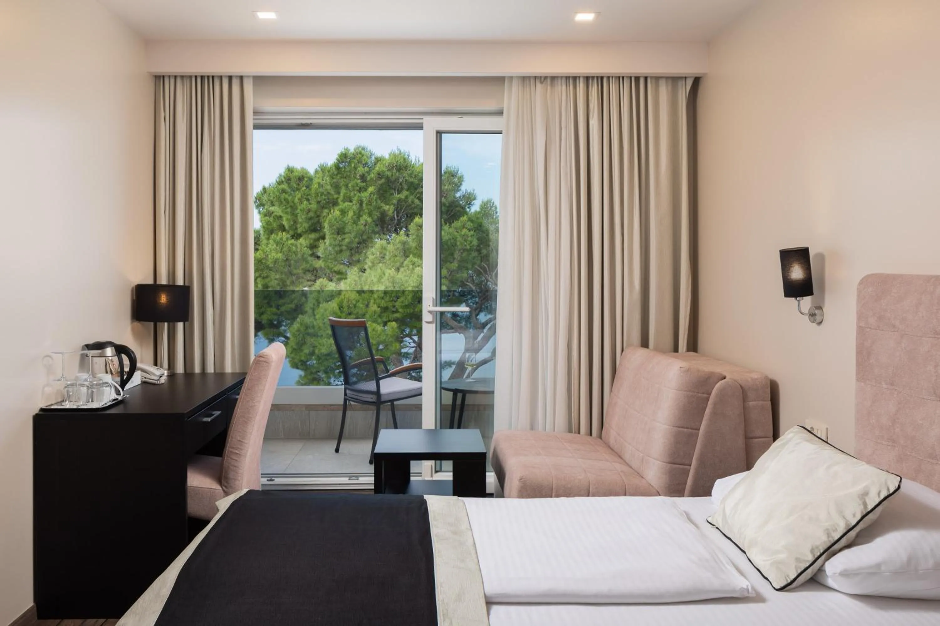 Balcony/Terrace, Bed in Hotel Central Beach 9