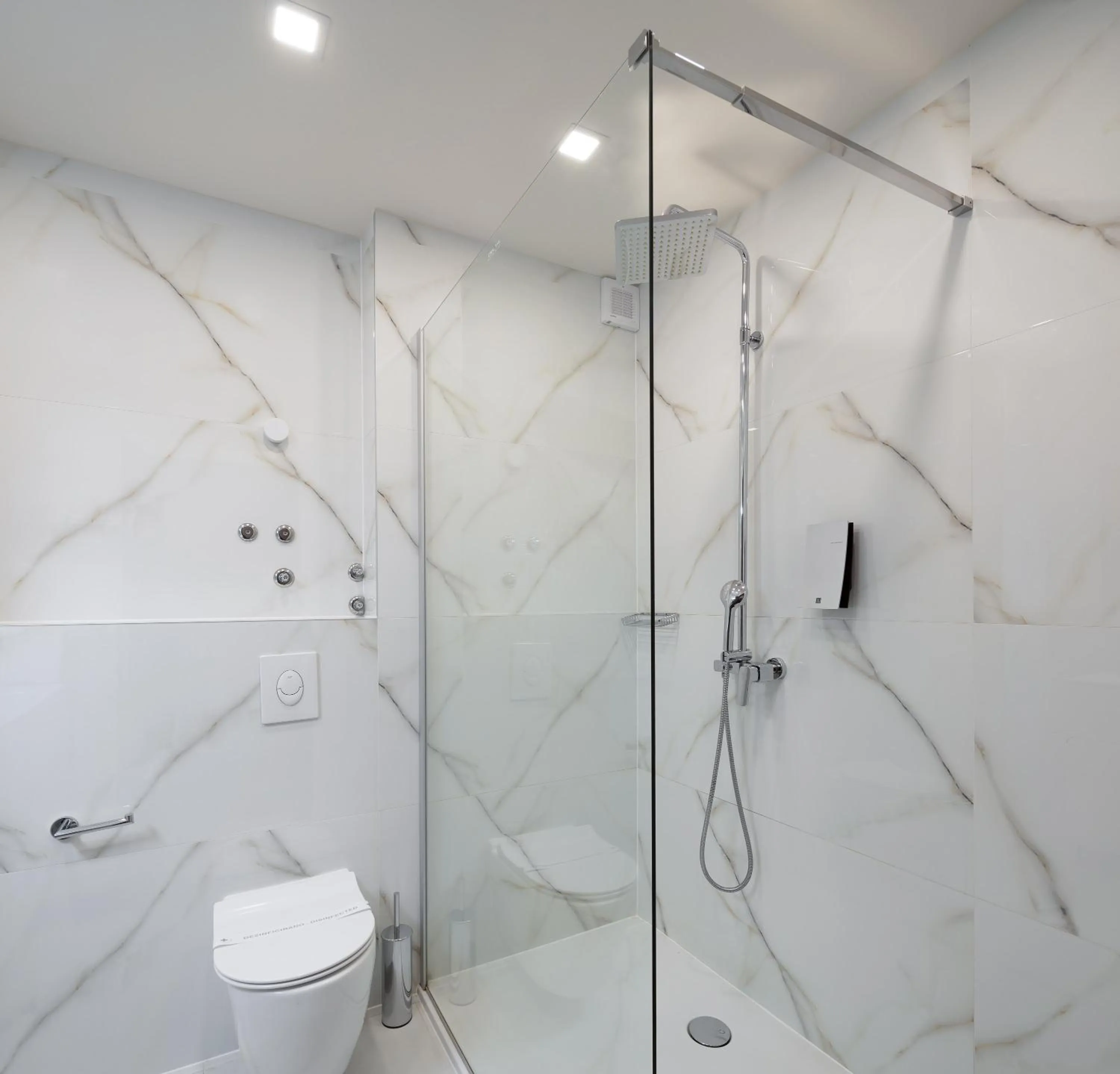 Bathroom in Hotel Central Beach 9