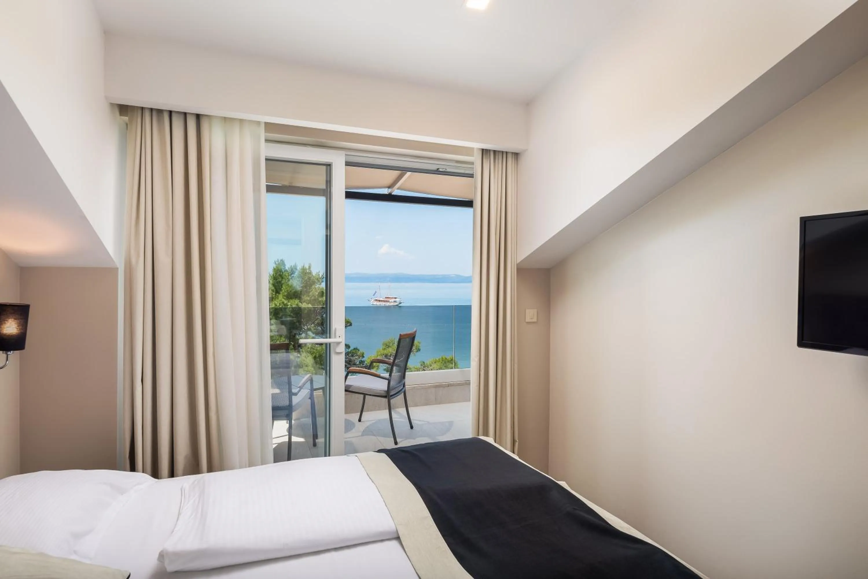 View (from property/room), Bed in Hotel Central Beach 9