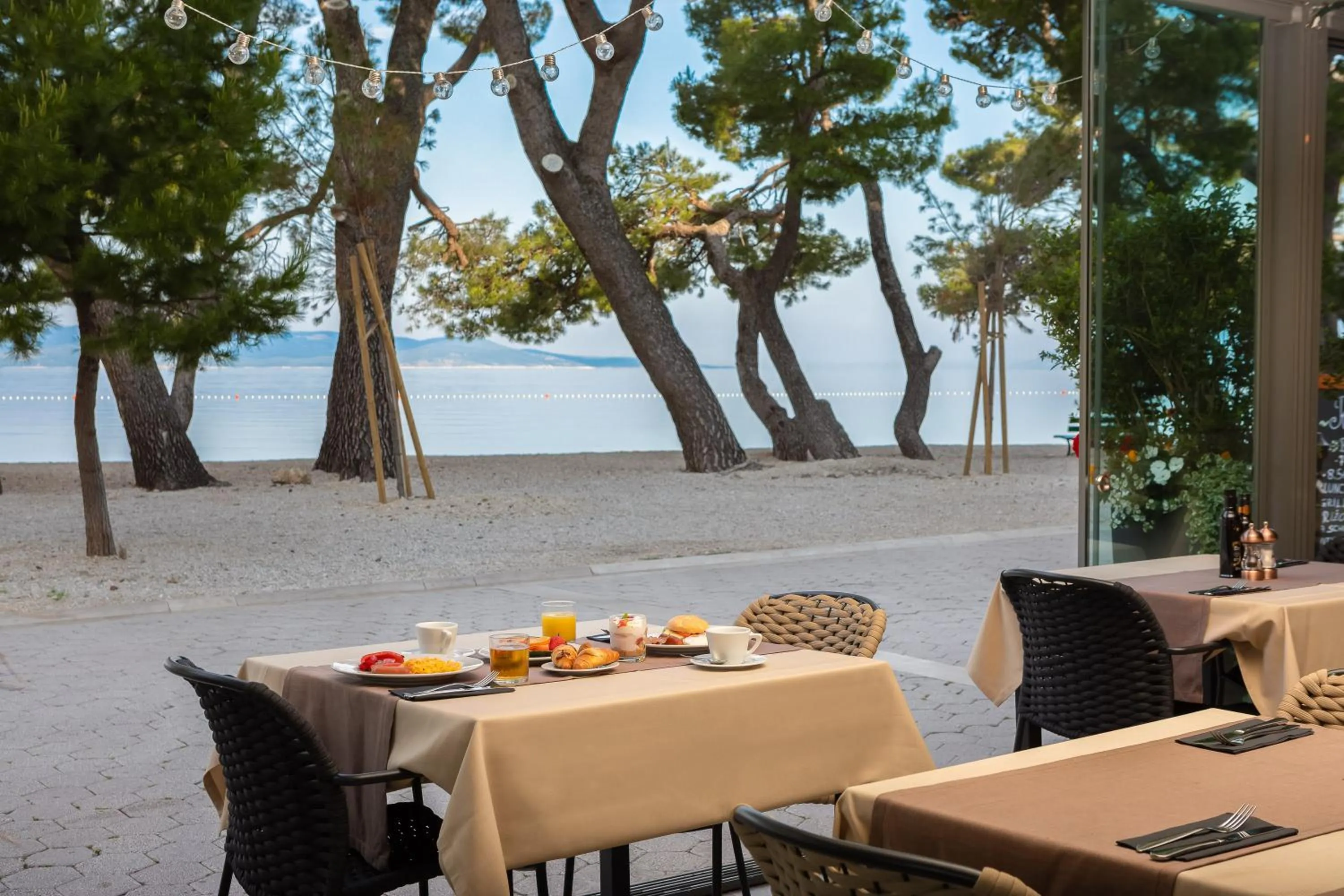 Restaurant/places to eat in Hotel Central Beach 9