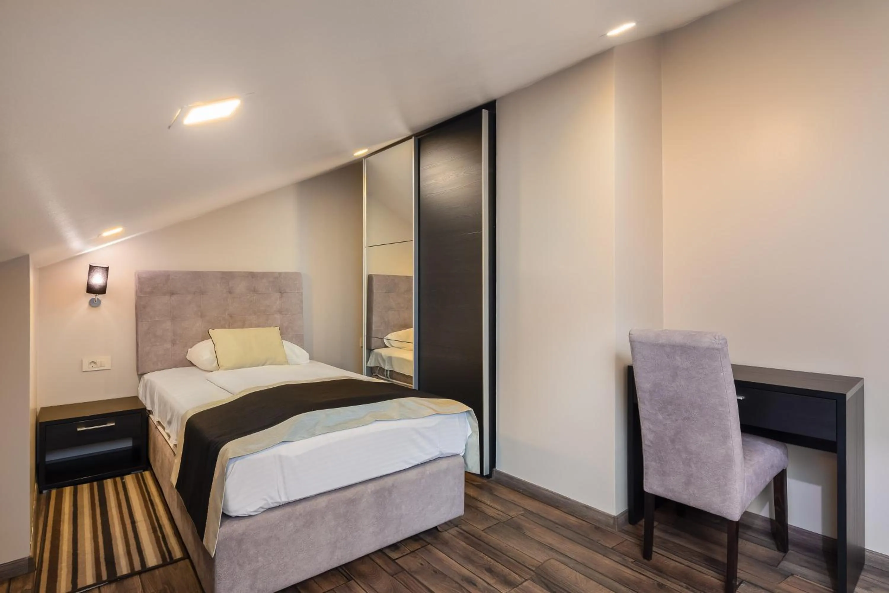 Bedroom, Bed in Hotel Central Beach 9