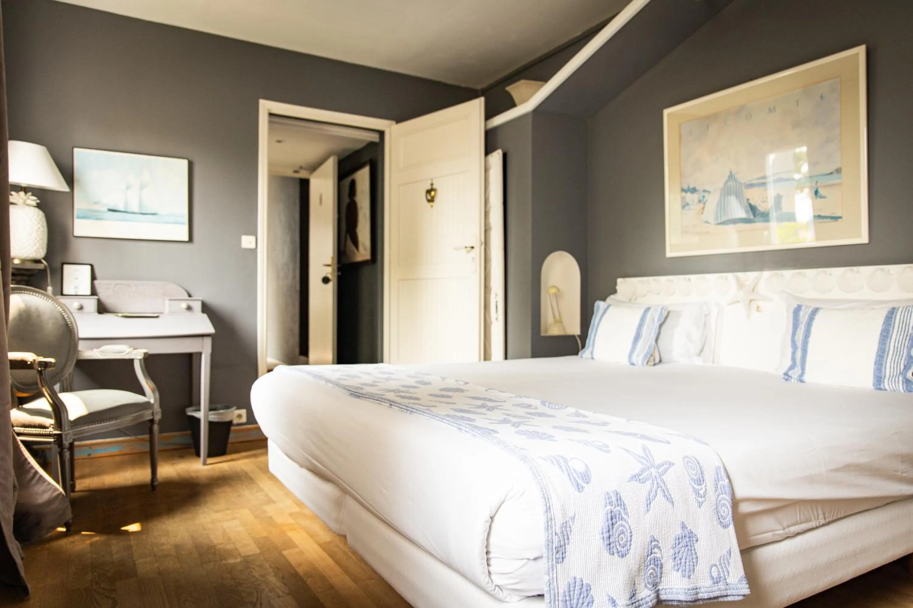 Photo of the whole room, Bed in Hotel de Charme Le Sud Bretagne