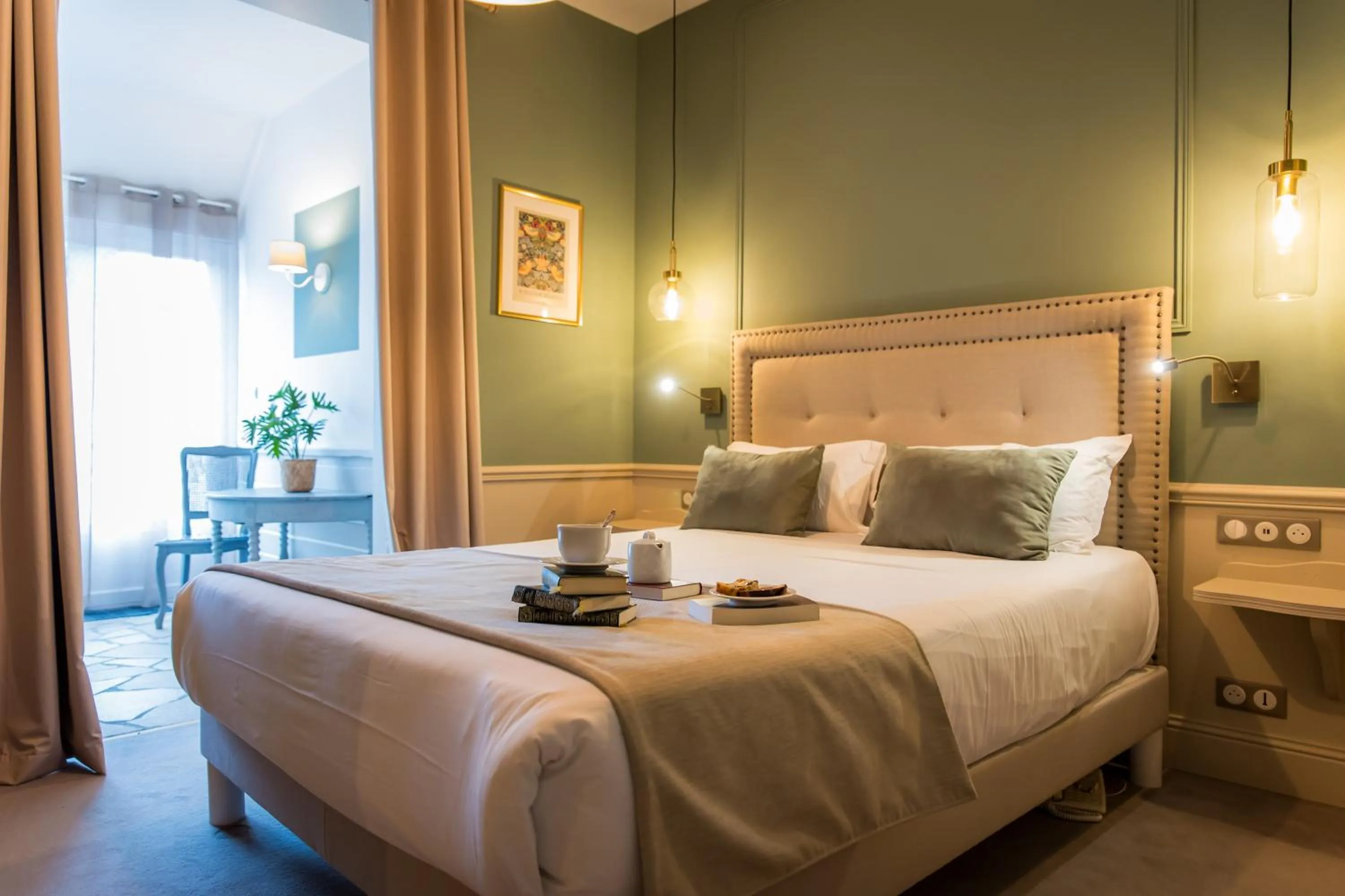 Balcony/Terrace, Bed in Hotel de Charme Le Sud Bretagne