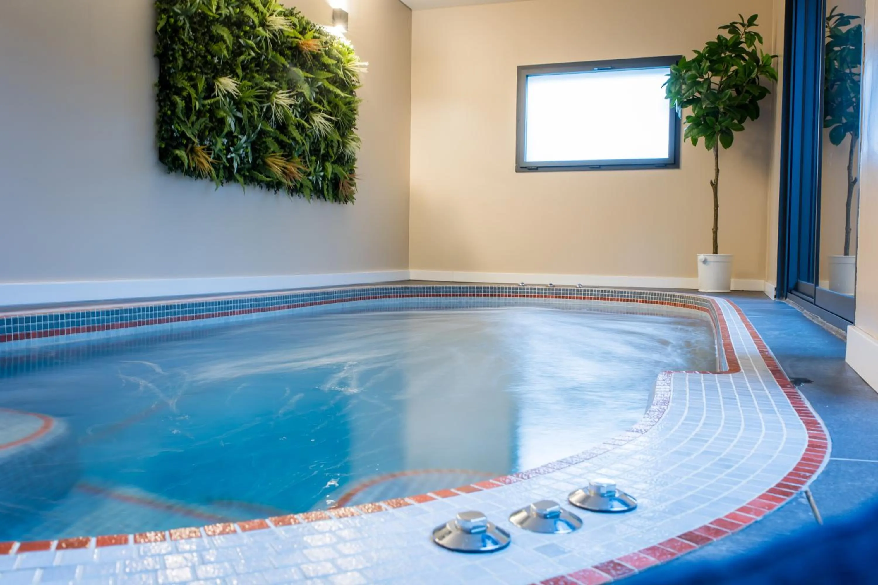 Hot Tub in Hotel de Charme Le Sud Bretagne