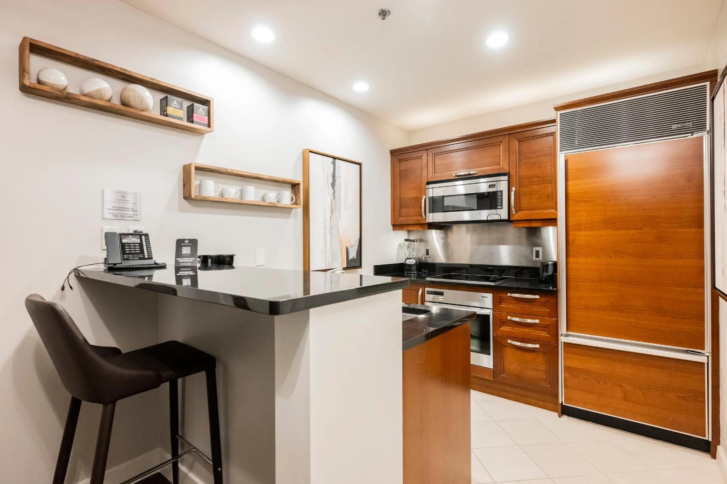 Kitchen or kitchenette in StripViewSuites at Signature