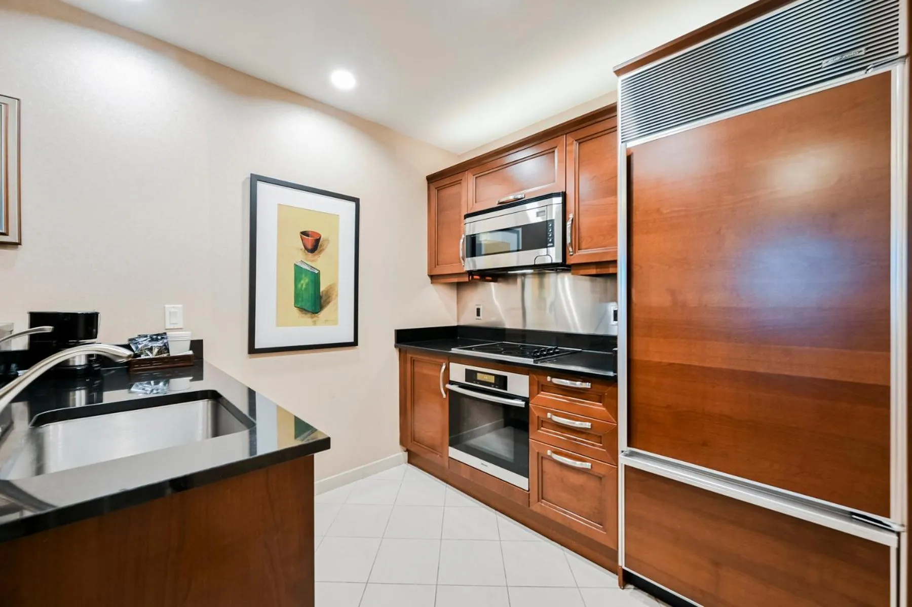 Kitchen or kitchenette in StripViewSuites at Signature