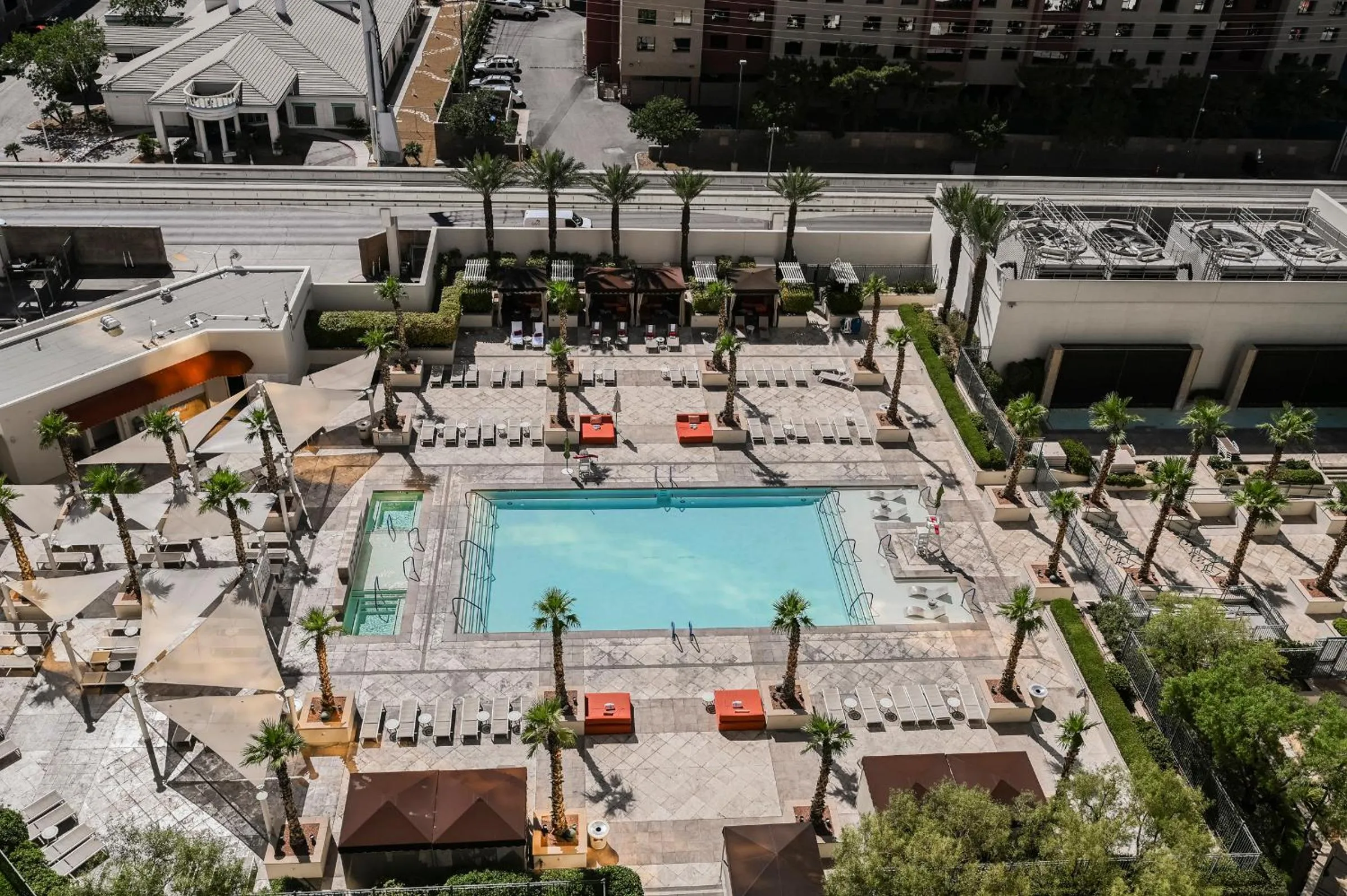 Pool view in StripViewSuites at Signature