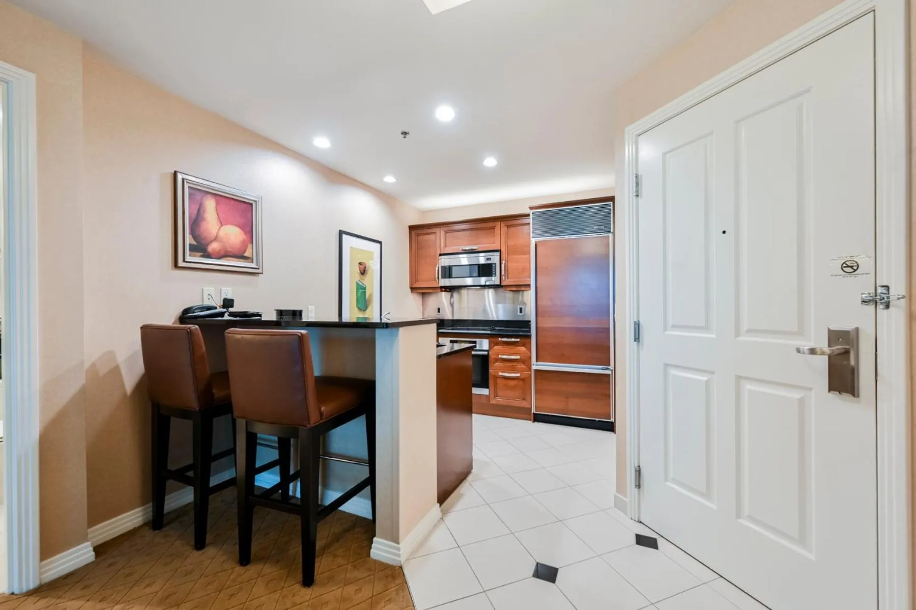 Kitchen or kitchenette in StripViewSuites at Signature