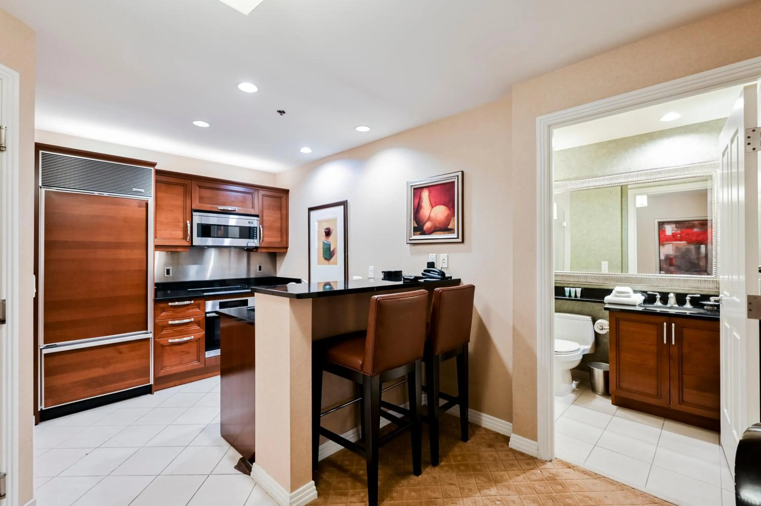 Kitchen or kitchenette in StripViewSuites at Signature