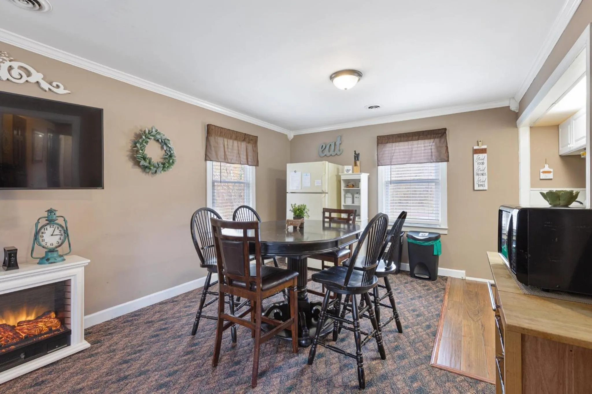 Dining area in Brenda Lee History 4BR Retreat Pool Hot Tub