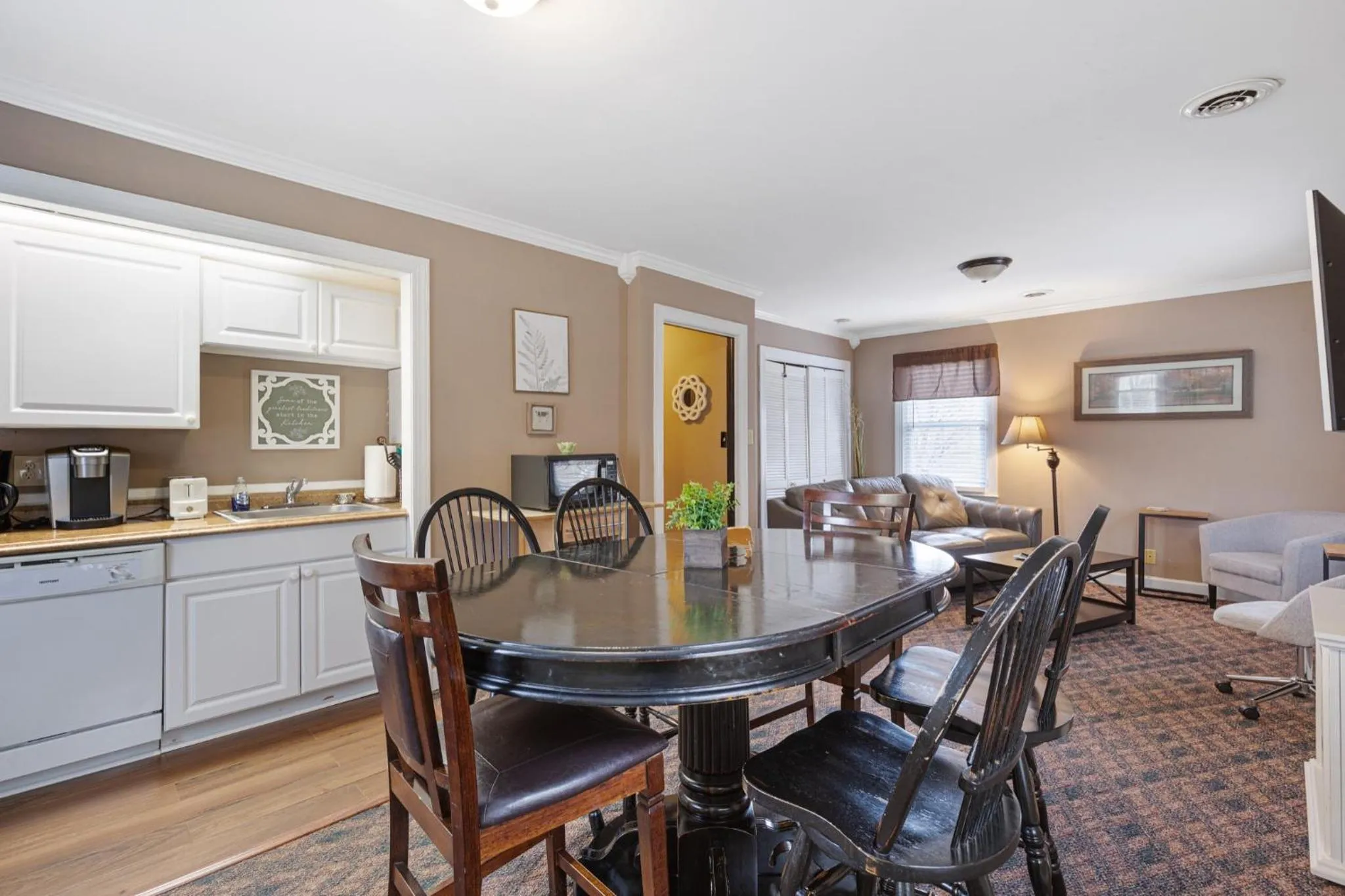 Dining area in Brenda Lee History 4BR Retreat Pool Hot Tub